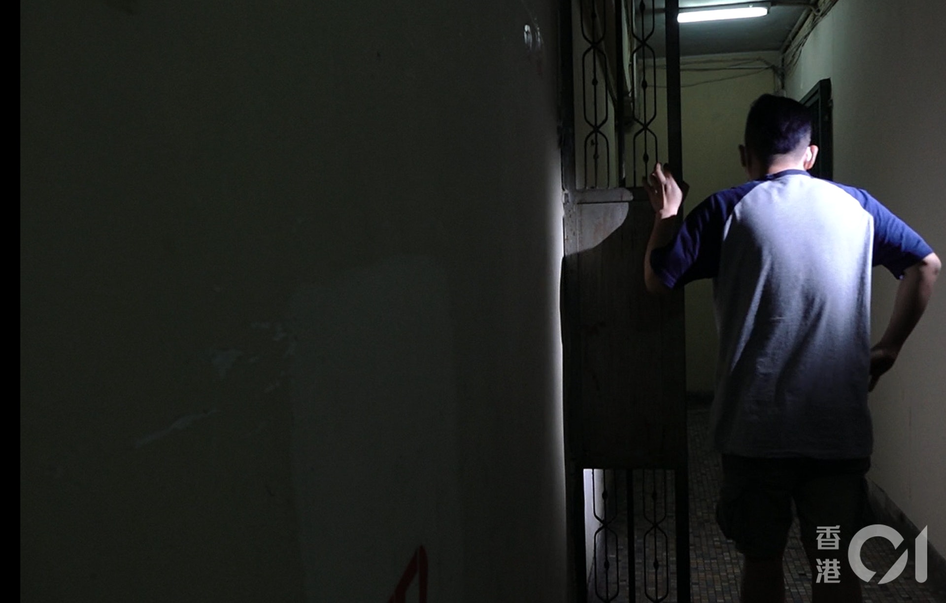 余先生指除了身體受影響,精神上仍時常心有餘悸。(洪業銘攝) 余先生指除了身體受影響,精神上仍時常心有餘悸。(洪業銘攝)