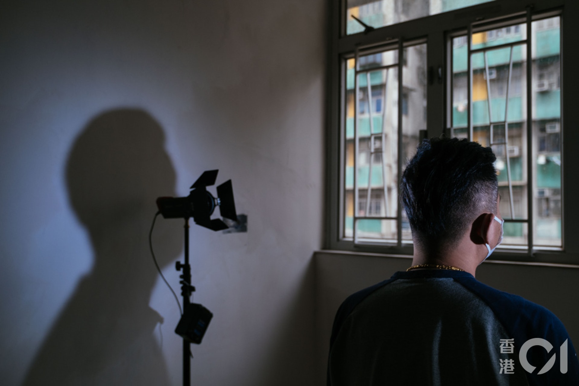 余先生任職裝修電工,他說許多同行工友接種科興後均無恙,感嘆自己運氣差,是「百萬份之一個」。(盧翊銘攝) 余先生任職裝修電工,他說許多同行工友接種科興後均無恙,感嘆自己運氣差,是「百萬份之一個」。(盧翊銘攝)