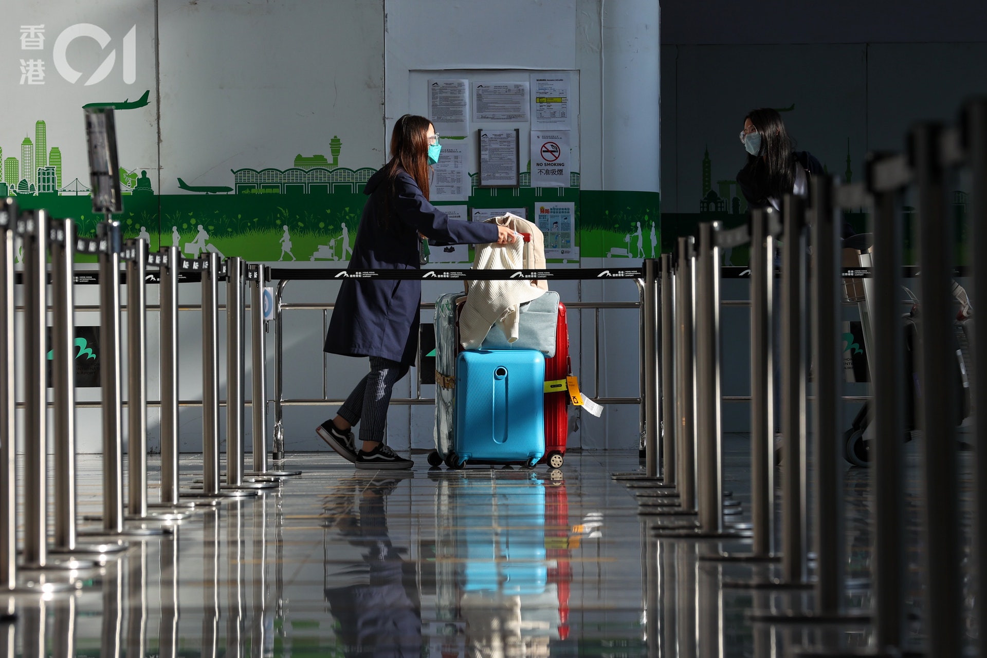 英國返港人士完成檢測分批步出接機大堂,登上專車前往青衣華逸酒店隔離檢疫21日。(羅君豪攝) 英國返港人士完成檢測分批步出接機大堂,登上專車前往青衣華逸酒店隔離檢疫21日。(羅君豪攝)
