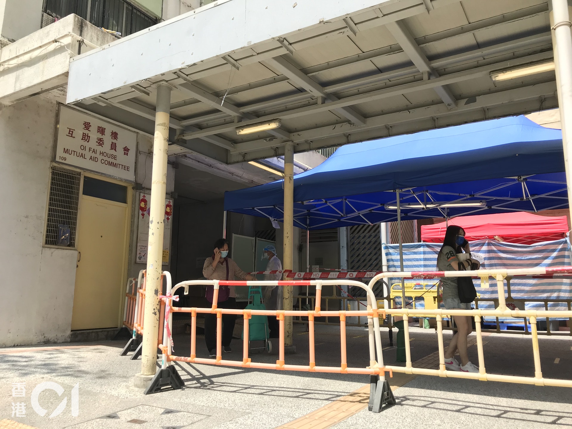 屯門友愛邨愛暉樓因病毒潛伏期有機會較長,政府要求住戶進行第3次檢測。(鄧穎琳攝) 屯門友愛邨愛暉樓因病毒潛伏期有機會較長,政府要求住戶進行第3次檢測。(鄧穎琳攝)