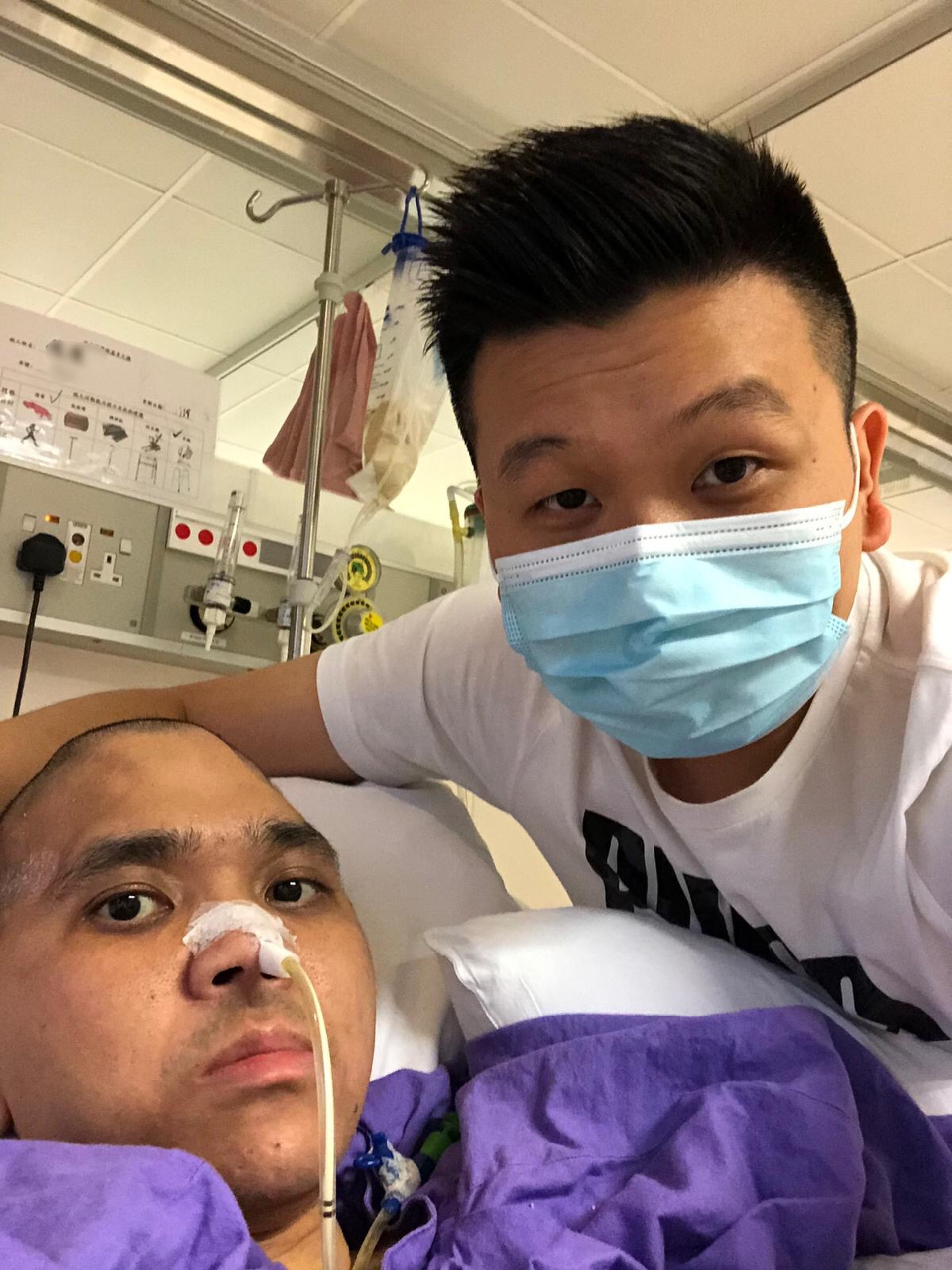 醫院管理局昨天終恢復8間療養醫院的探訪安排,潘先生(右)急不及待到醫院探望弟弟。 (受訪者提供) 醫院管理局昨天終恢復8間療養醫院的探訪安排,潘先生(右)急不及待到醫院探望弟弟。 (受訪者提供)