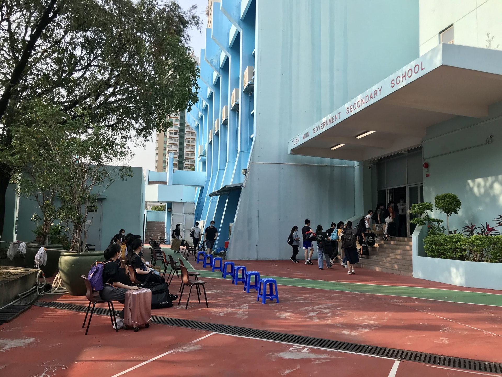 視覺藝術科早上8時半開考,歷時4小時,約一半考生早在8時前已抵達屯官考場,並完成體溫檢測,在校門內的空礦地方等候入去試場。(鄧穎琳攝) 視覺藝術科早上8時半開考,歷時4小時,約一半考生早在8時前已抵達屯官考場,並完成體溫檢測,在校門內的空礦地方等候入去試場。(鄧穎琳攝)
