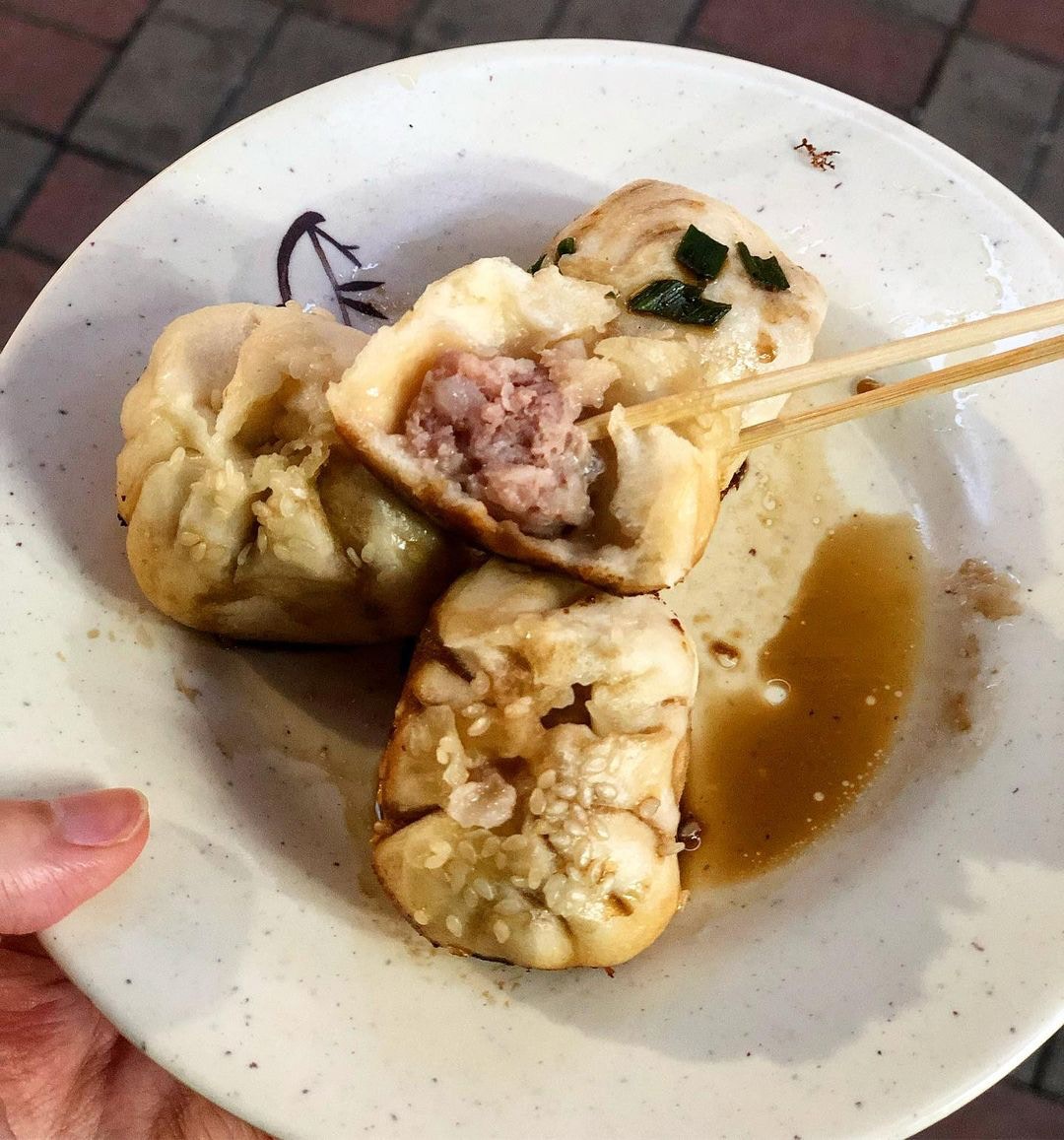 入口爆湯汁，小心熱到燙嘴  (IG@we_eat.it)