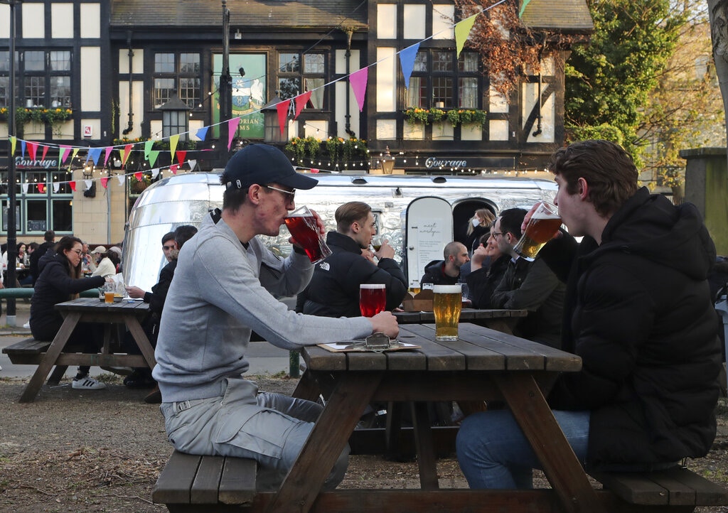 英國新冠肺炎疫情：圖為4月12日英國倫敦的民眾在酒吧外飲酒。（AP）