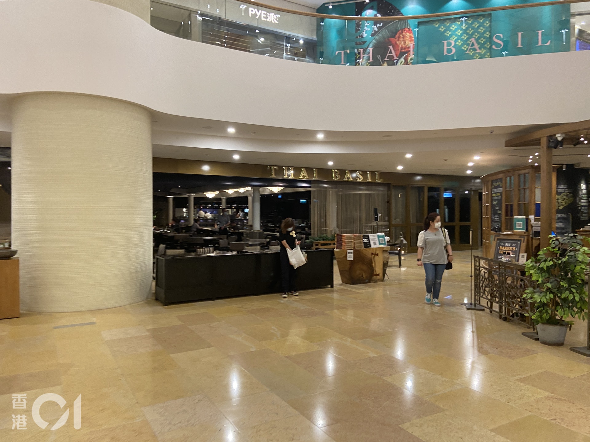 太古地產將舉辦幸運大抽獎,提供500份獎品予已接種疫苗的香港居民身份證持有人,每名幸運兒將獲得港幣10,000元商場現金劵,於太古廣場、太古城中心或東薈城名店倉使用。(資料圖片) 太古地產將舉辦幸運大抽獎,提供500份獎品予已接種疫苗的香港居民身份證持有人,每名幸運兒將獲得港幣10,000元商場現金劵,於太古廣場、太古城中心或東薈城名店倉使用。(資料圖片)