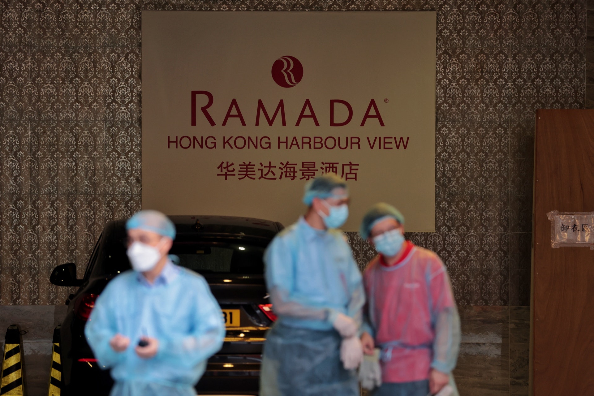 菲傭初步確診,曾到西營盤華美達酒店接受檢疫,當時結果呈陰性。其鄰近酒店房較早前有3宗確診個案。(李澤彤攝) 菲傭初步確診,曾到西營盤華美達酒店接受檢疫,當時結果呈陰性。其鄰近酒店房較早前有3宗確診個案。(李澤彤攝)