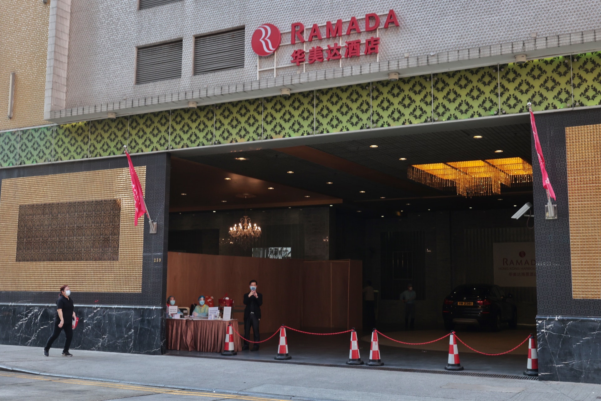 菲傭初步確診,曾到西營盤華美達酒店接受檢疫,當時結果呈陰性。其鄰近酒店房較早前有3宗確診個案。(李澤彤攝) 菲傭初步確診,曾到西營盤華美達酒店接受檢疫,當時結果呈陰性。其鄰近酒店房較早前有3宗確診個案。(李澤彤攝)