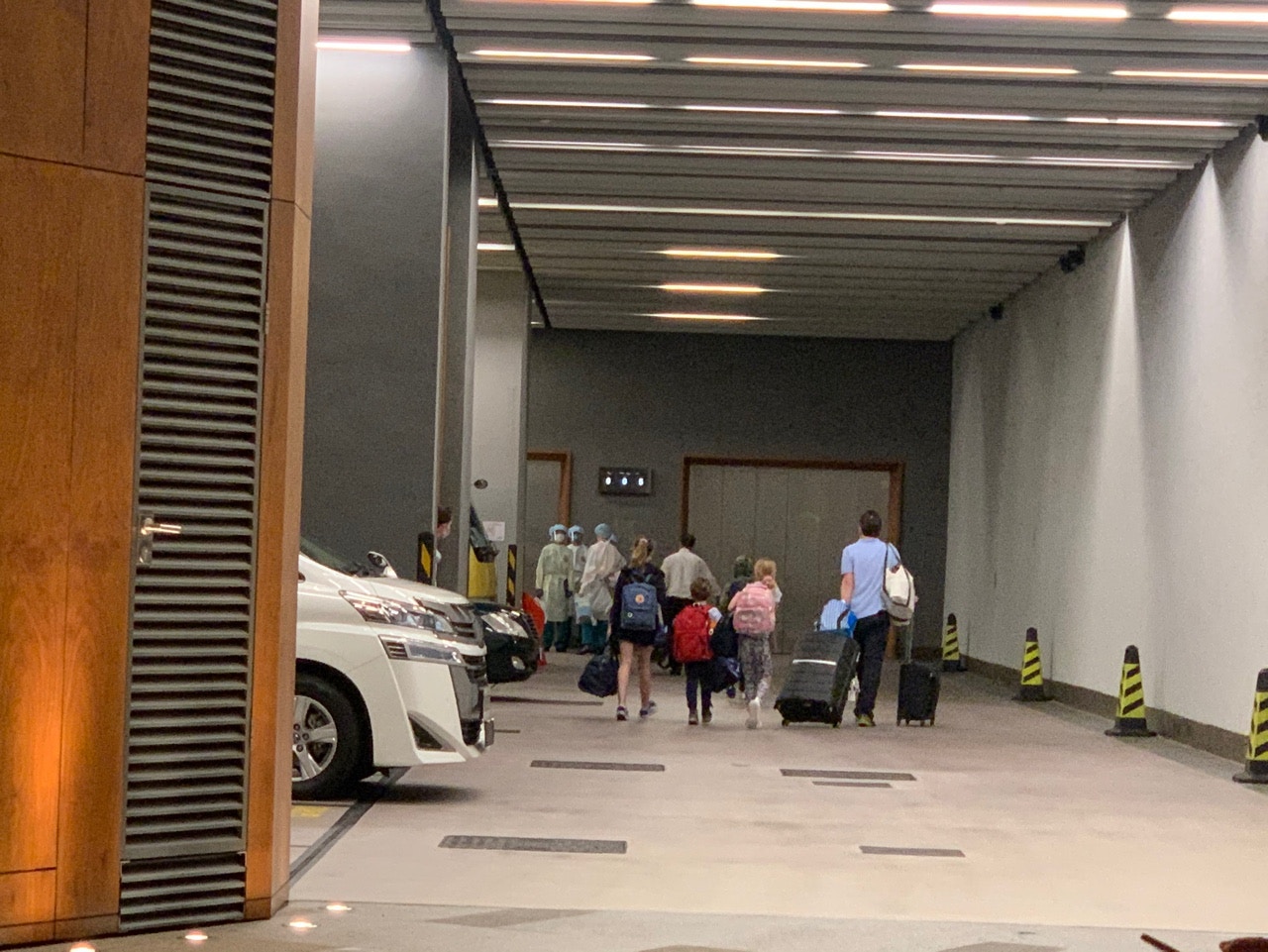 4月23日，染變種病毒菲傭在完成酒店21日檢疫後回到僱主家始確診，所住的豪宅堅尼地道8號Kennedy Terrace居民撤離檢疫。（梁煥敏攝）