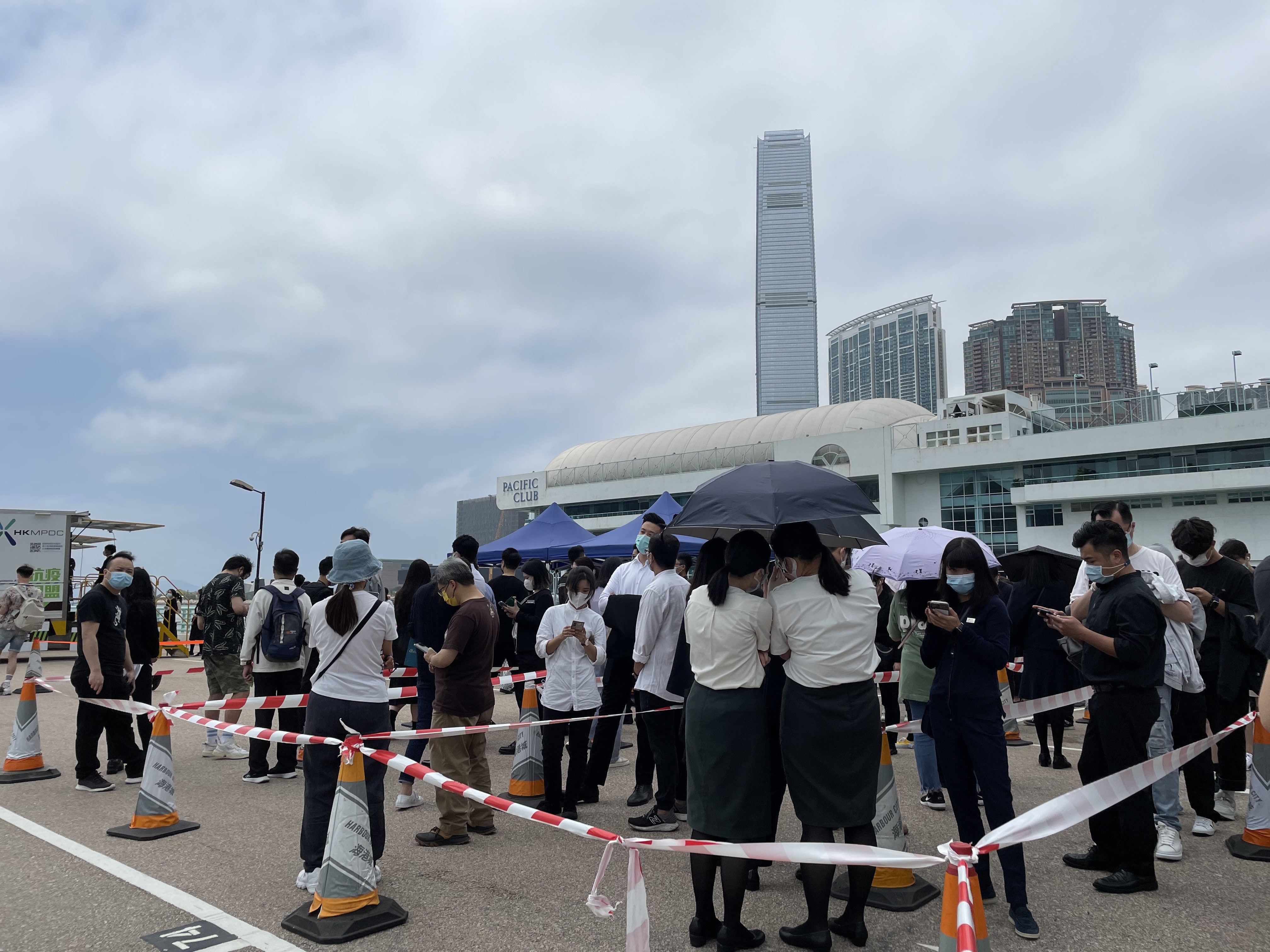 變種病毒｜海港城第二次強檢　市民唔驚繼續行街：唔食嘢咪得