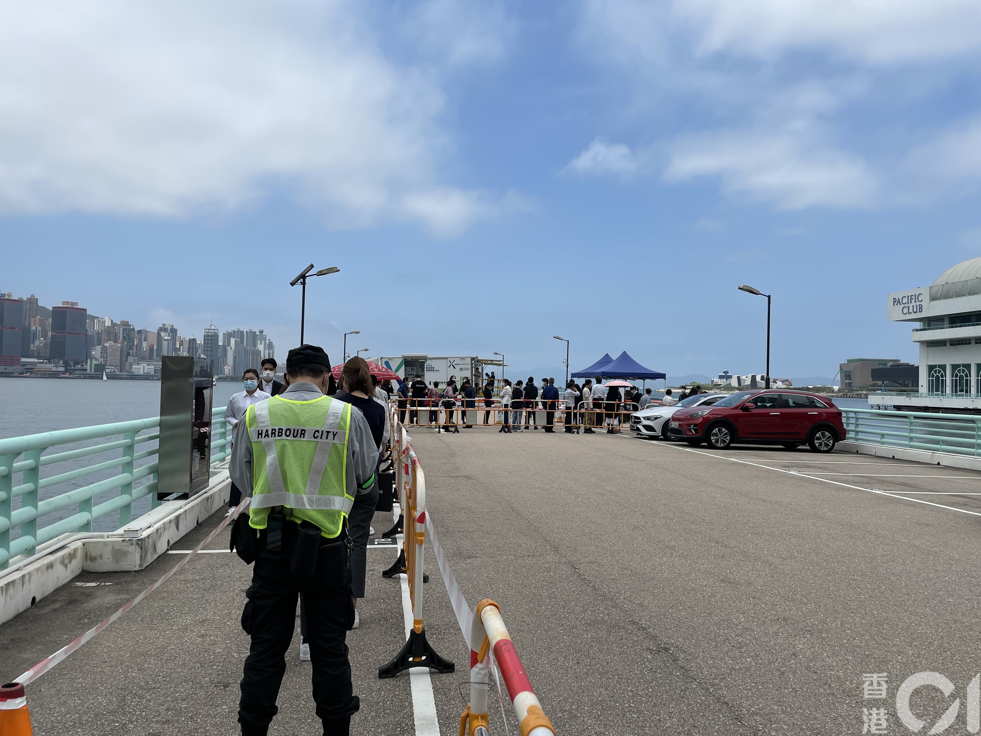 海港城3號碼頭停車場今早停泊了3輛流動檢測車，為需要接受檢測的員工及市民採樣。（林穎嫺攝）