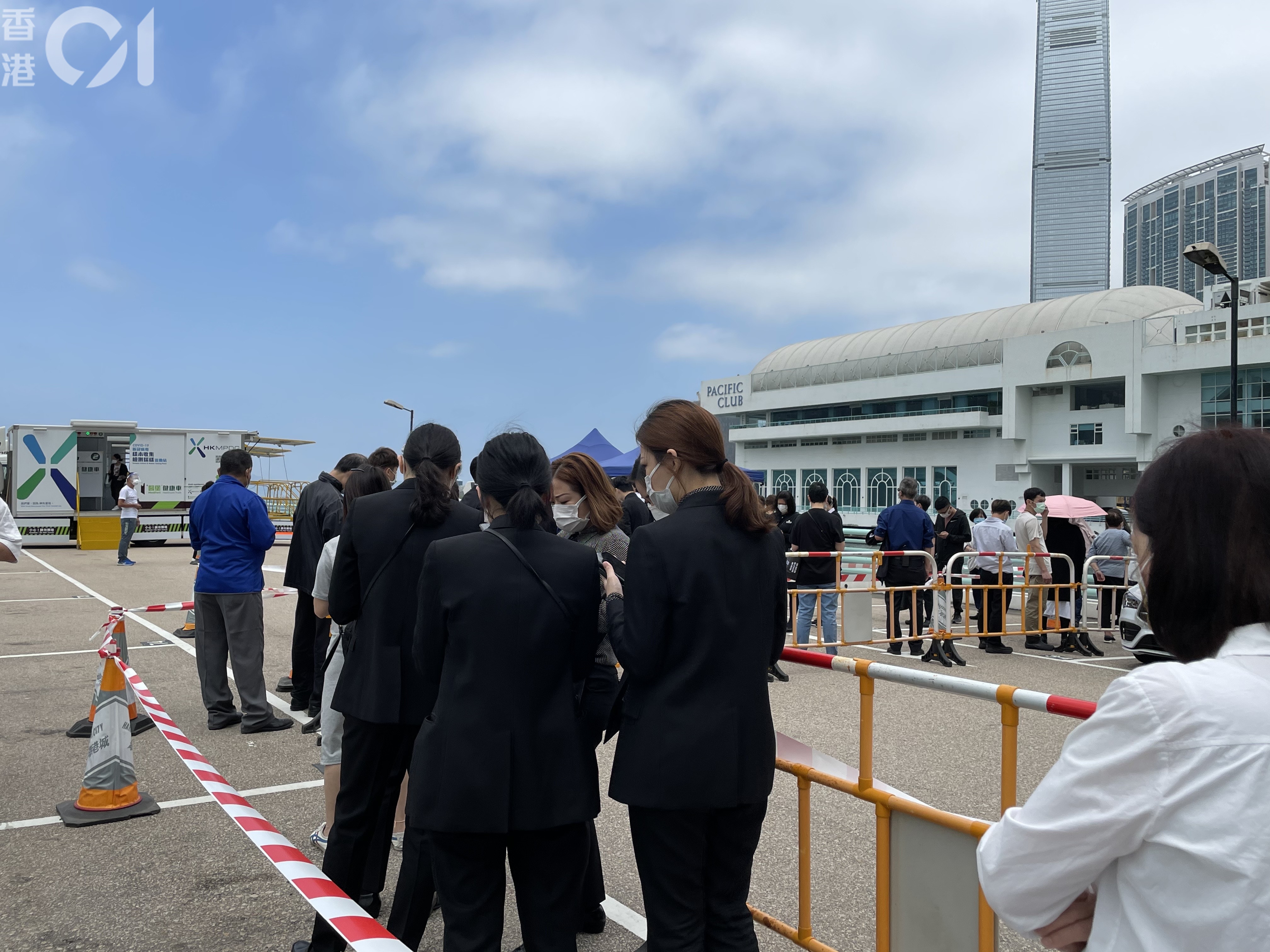 海港城3號碼頭停車場今早停泊了3輛流動檢測車，為需要接受檢測的員工及市民採樣。（林穎嫺攝）
