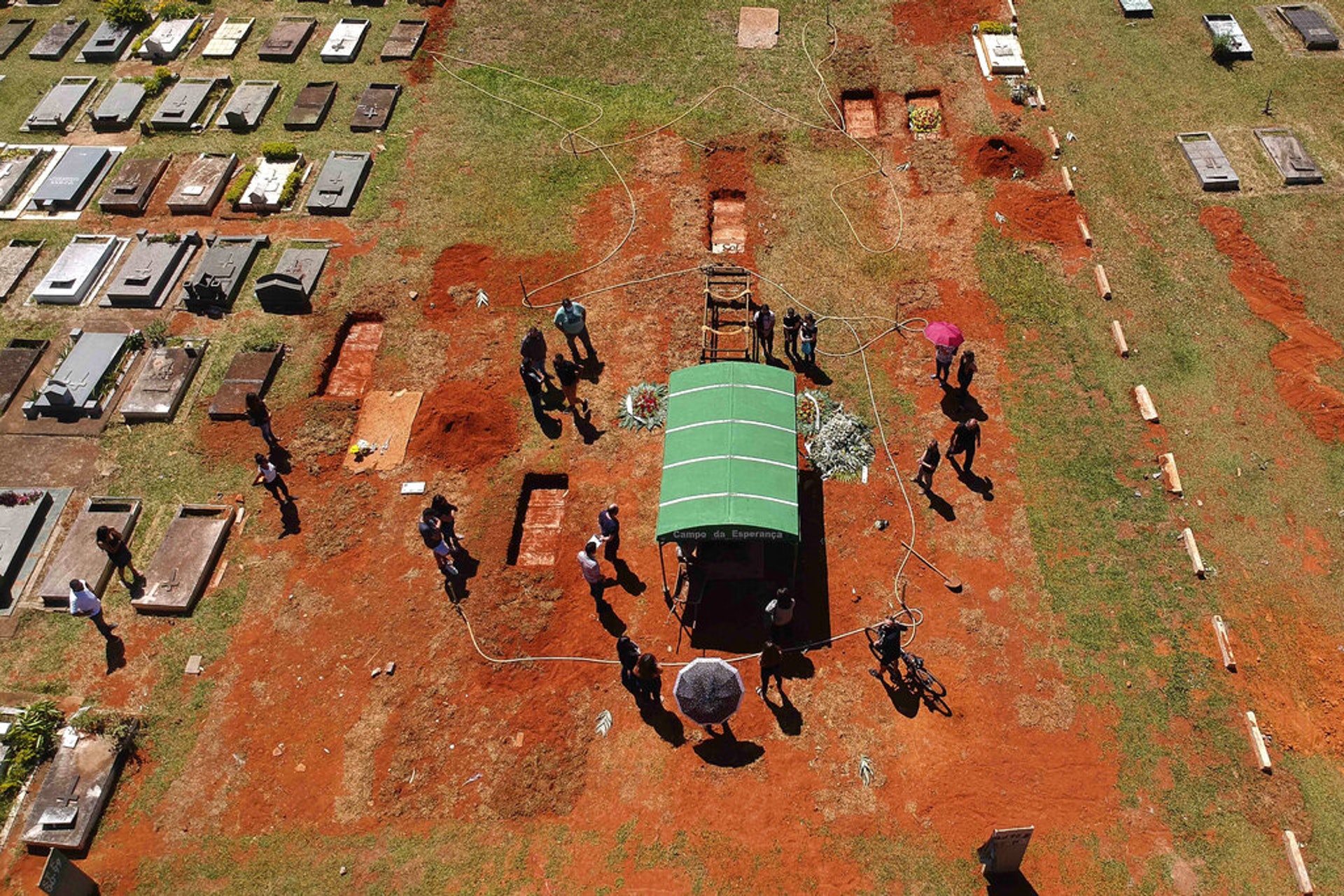 巴西新冠肺炎疫情：巴西巴西利亞的民眾在墓園為死於新冠肺炎併發症的親人舉行葬禮。（AP）