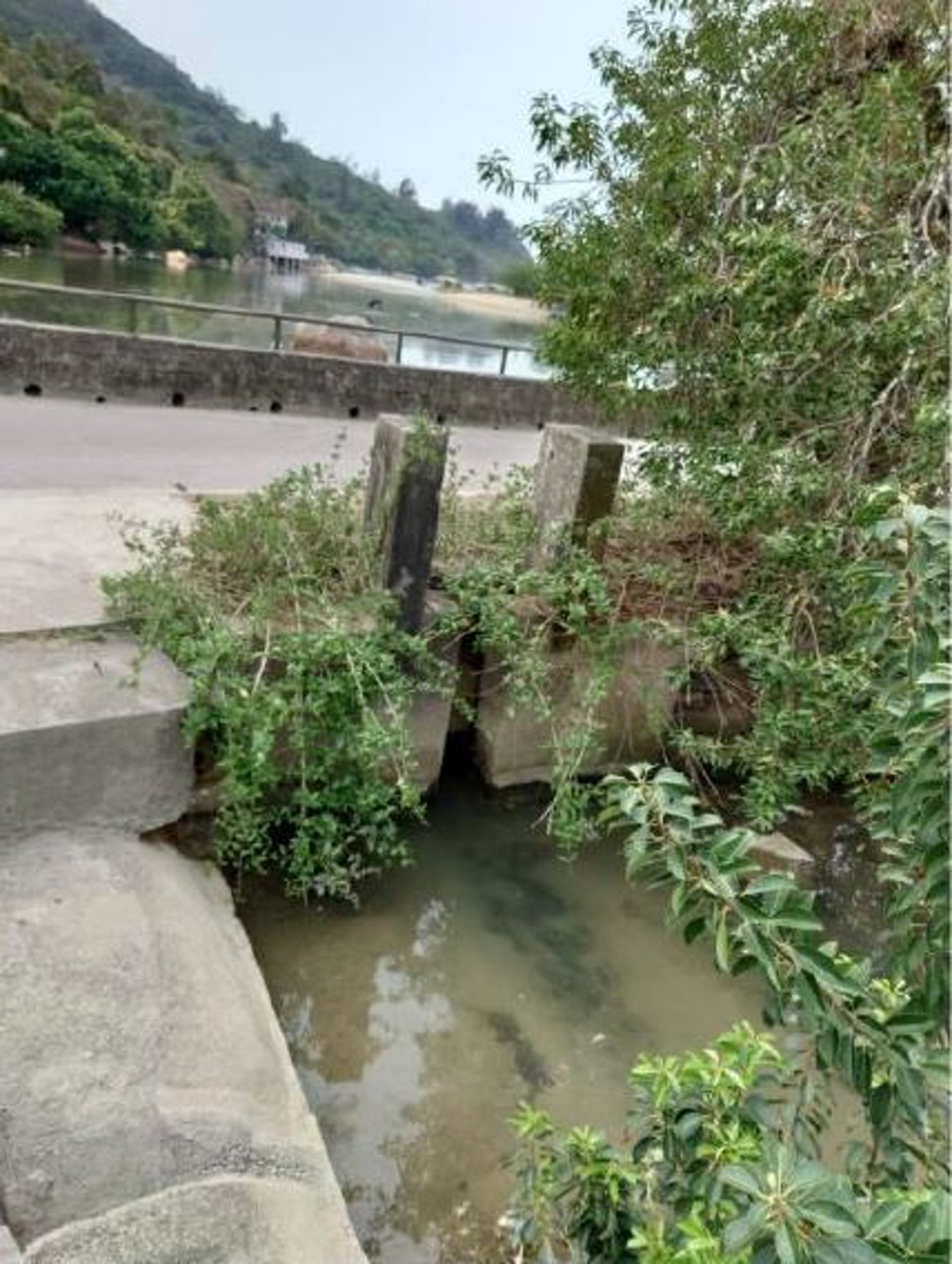 整條村只有一條狹窄渠道將水排出貝澳河。(區議會文件截圖) 整條村只有一條狹窄渠道將水排出貝澳河。(區議會文件截圖)