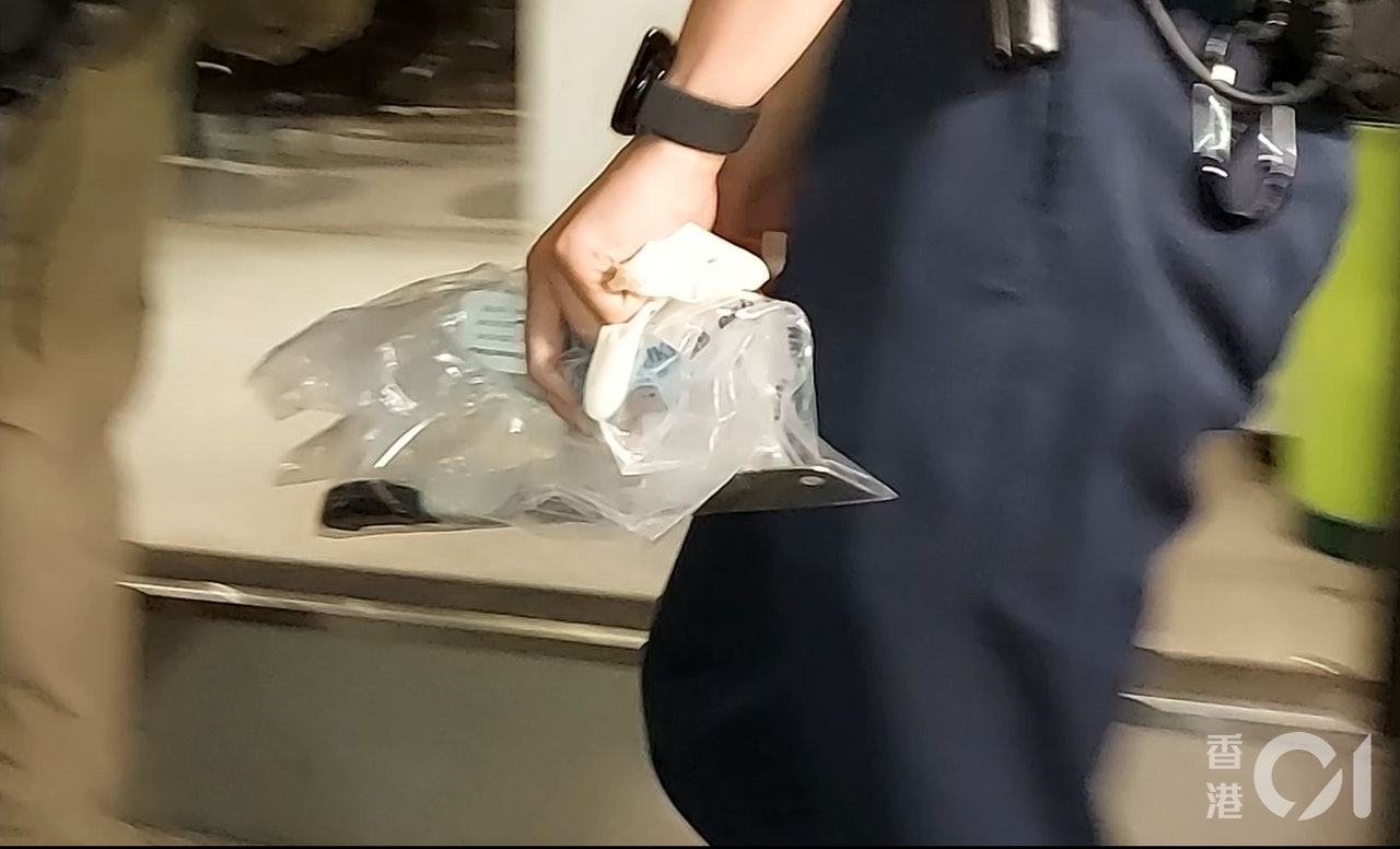 警方檢走一把刀及一條繩索,該刀相信是死者兒子用於割繩救父。(王譯揚攝) 警方檢走一把刀及一條繩索,該刀相信是死者兒子用於割繩救父。(王譯揚攝)