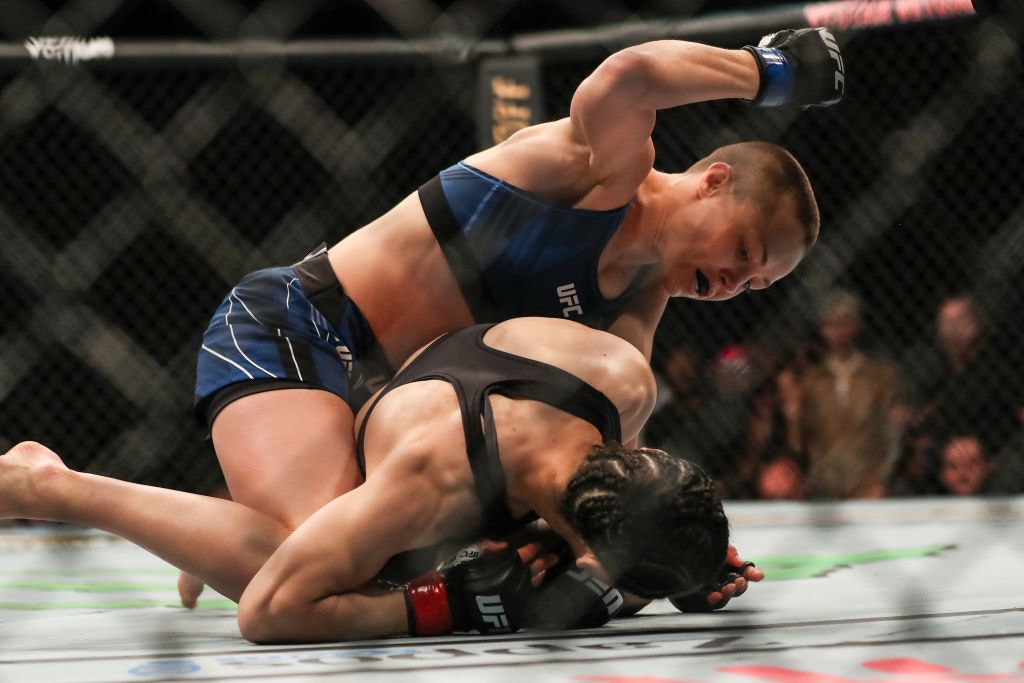 補上數拳，拳證就終止比賽(Getty Images)