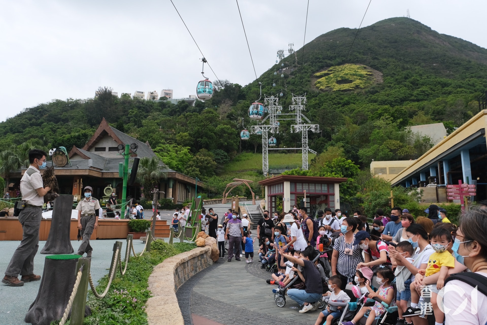 林健鋒指,海洋公園和昂坪360均表示願意送出獎品;酒店業界樂意提供免費或優惠的Staycation套票;有娛樂界願意送出電影戲票,以及港鐵願意送出儲值車票。(盧翊銘攝) 林健鋒指,海洋公園和昂坪360均表示願意送出獎品;酒店業界樂意提供免費或優惠的Staycation套票;有娛樂界願意送出電影戲票,以及港鐵願意送出儲值車票。(盧翊銘攝)