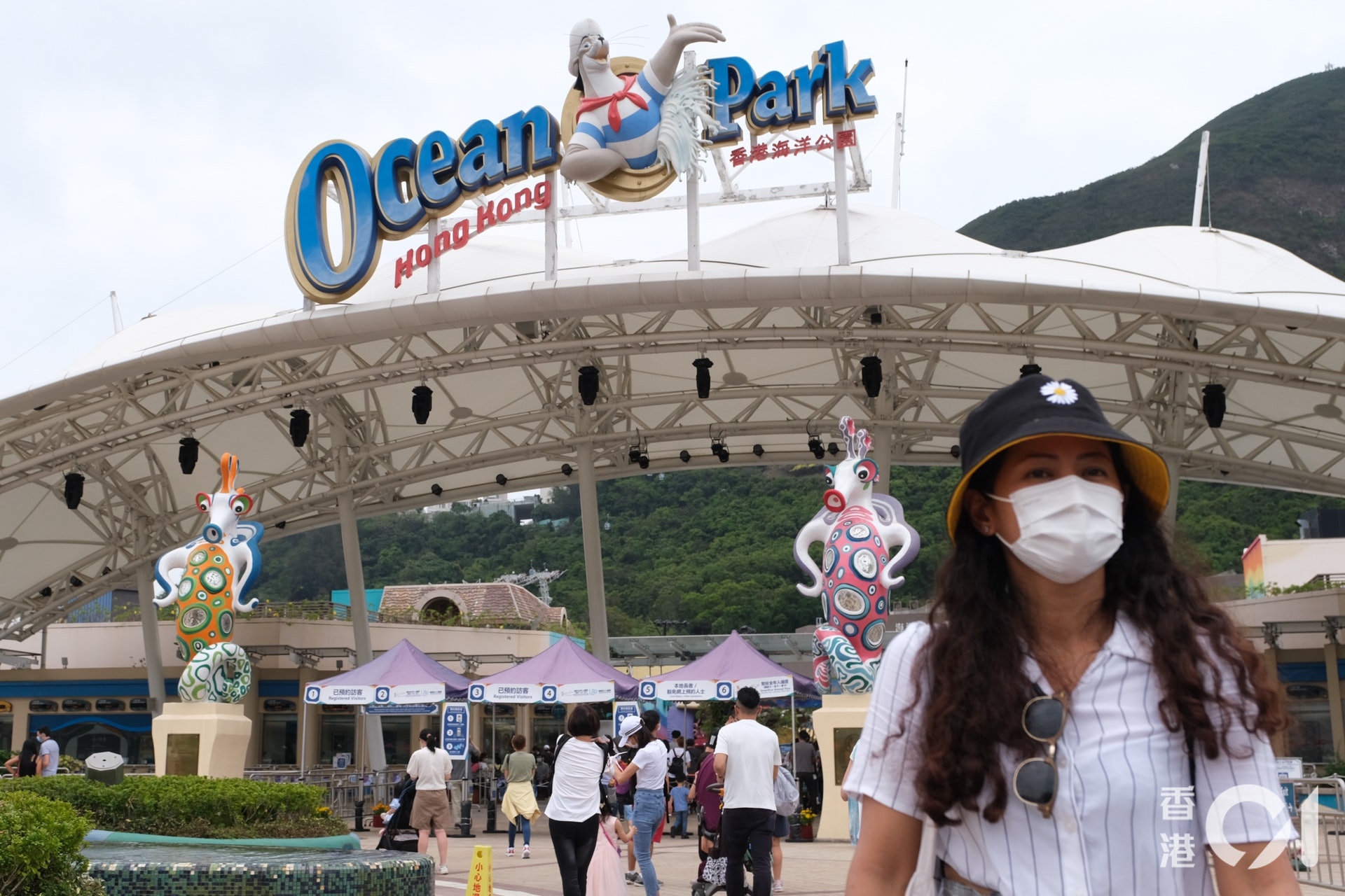 林健鋒指,海洋公園和昂坪360均表示願意送出獎品;酒店業界樂意提供免費或優惠的Staycation套票;有娛樂界願意送出電影戲票,以及港鐵願意送出儲值車票。(盧翊銘攝) 林健鋒指,海洋公園和昂坪360均表示願意送出獎品;酒店業界樂意提供免費或優惠的Staycation套票;有娛樂界願意送出電影戲票,以及港鐵願意送出儲值車票。(盧翊銘攝)