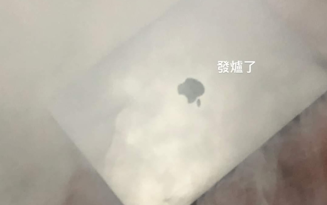 MacBook Pro 13拔叉電線休眠突冒煙爆炸　蘋果冷淡回應用家怒爆料