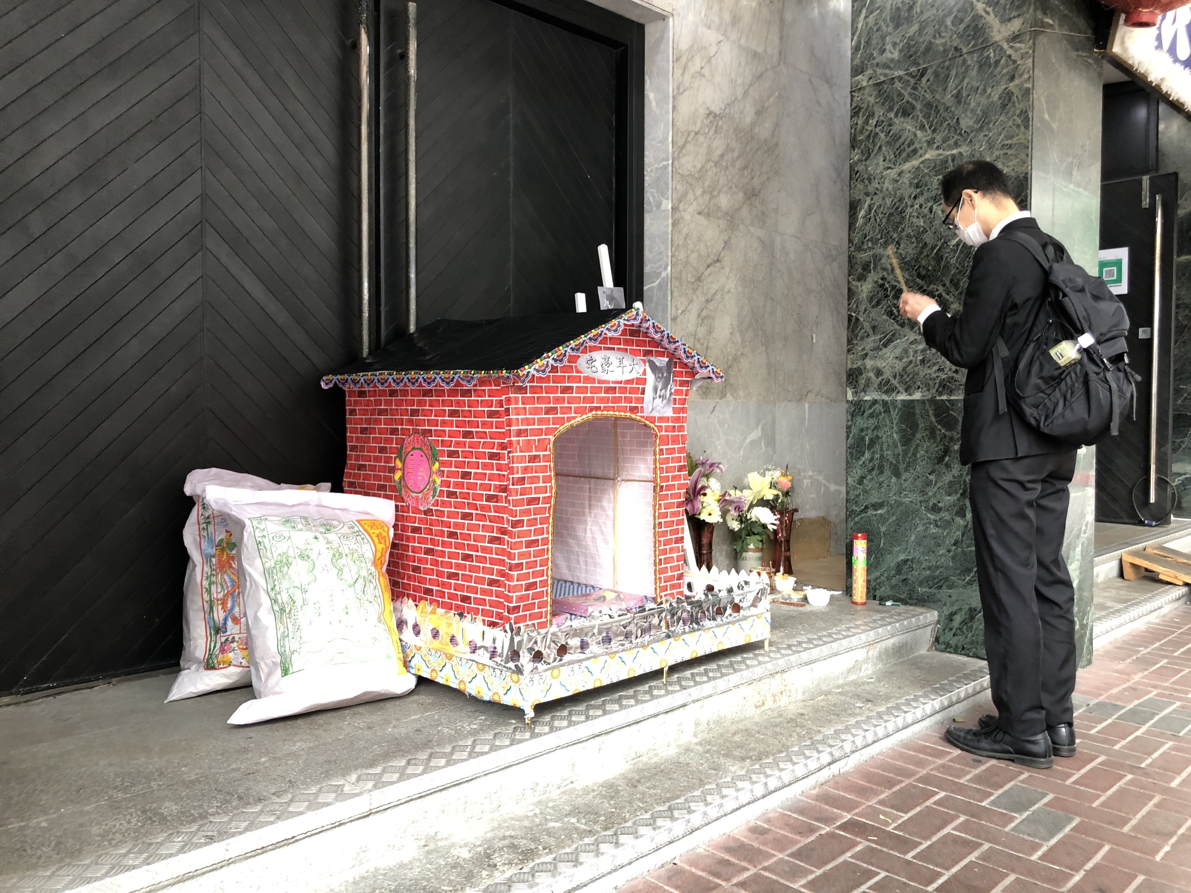 九龍殯儀館守護犬 大耳 被車死主人設祭壇悼念兇手未道歉