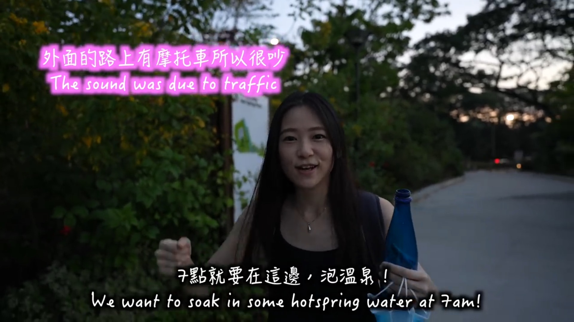 台灣網紅在新加坡國家公園用溫泉水煮雞翼惹起爭議。(YouTube@安琪兒ANGEL HSU) 台灣網紅在新加坡國家公園用溫泉水煮雞翼惹起爭議。(YouTube@安琪兒ANGEL HSU)