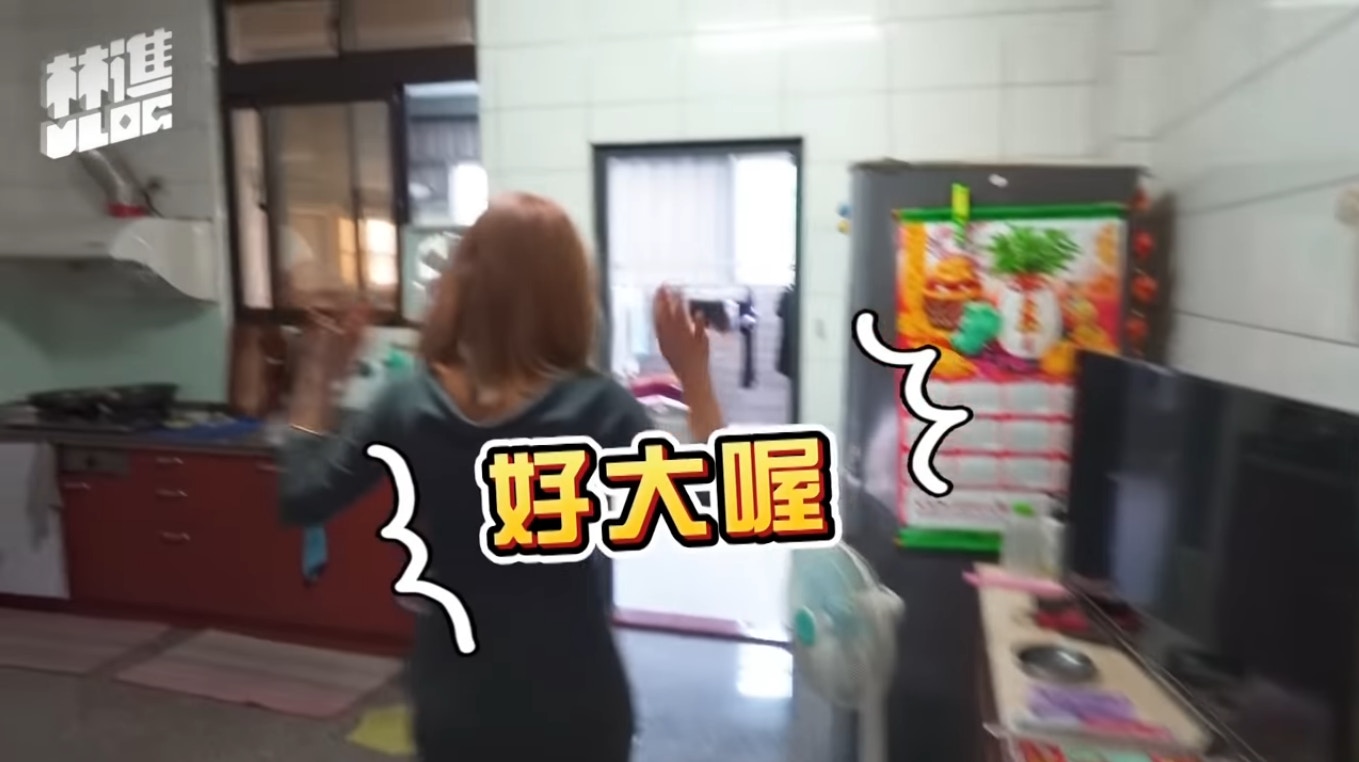 林進日前拜訪小A辣在台中烏日的家，進屋之後就不斷驚呼「好大喔」。（YT@林進）