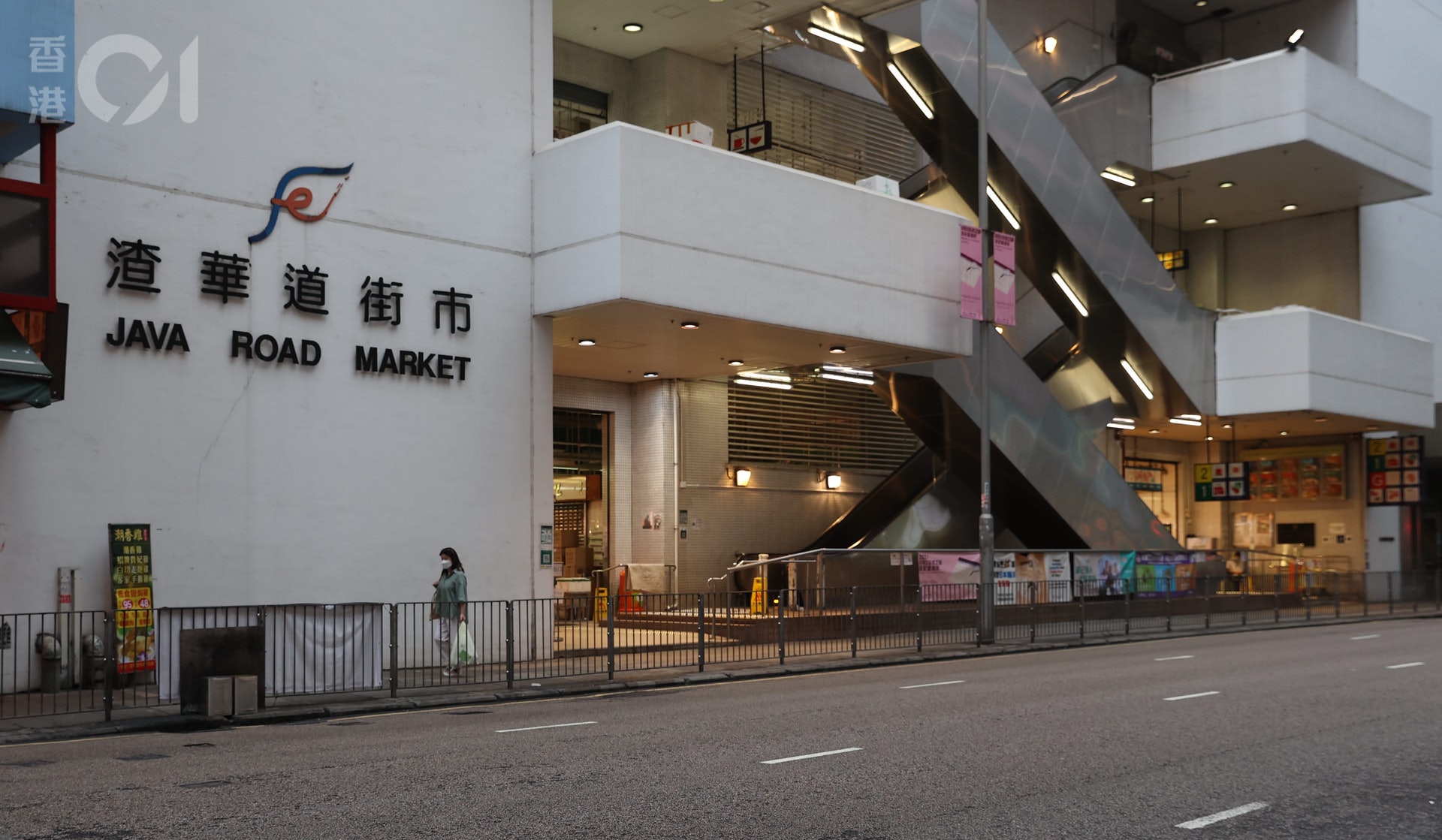 《蘋果日報》報道,前民政事務局局長何志平與妻子胡慧中,日前與另外7人同坐一張圓桌晚膳,疑違限聚令。(余俊亮攝) 《蘋果日報》報道,前民政事務局局長何志平與妻子胡慧中,日前與另外7人同坐一張圓桌晚膳,疑違限聚令。(余俊亮攝)