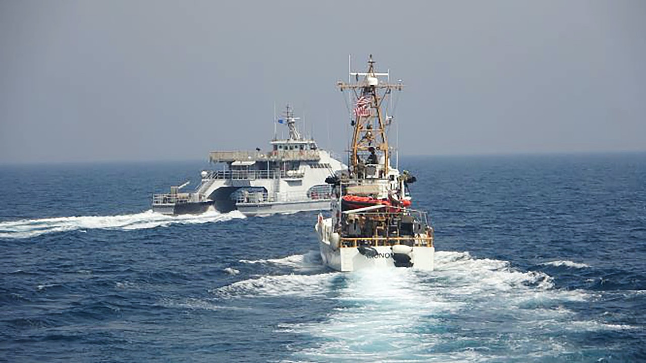 伊朗艦艇迫近美國巡邏艦 美軍開火示警 伊朗艦艇迫近美國巡邏艦 美軍開火示警