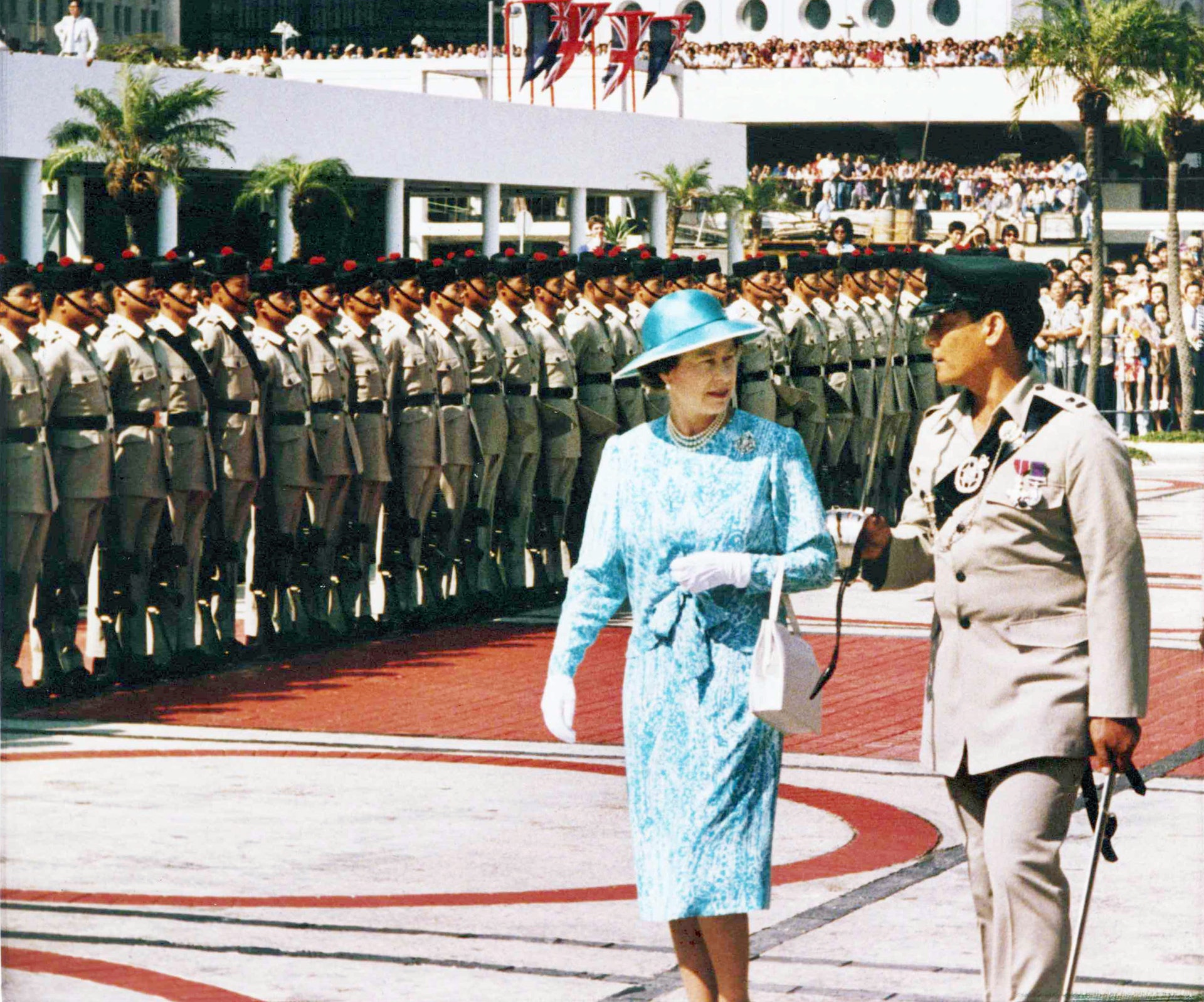 圖為1986年10月，英女王訪問香港，與尼泊爾啹喀兵儀仗隊的負責人交談。（AP）