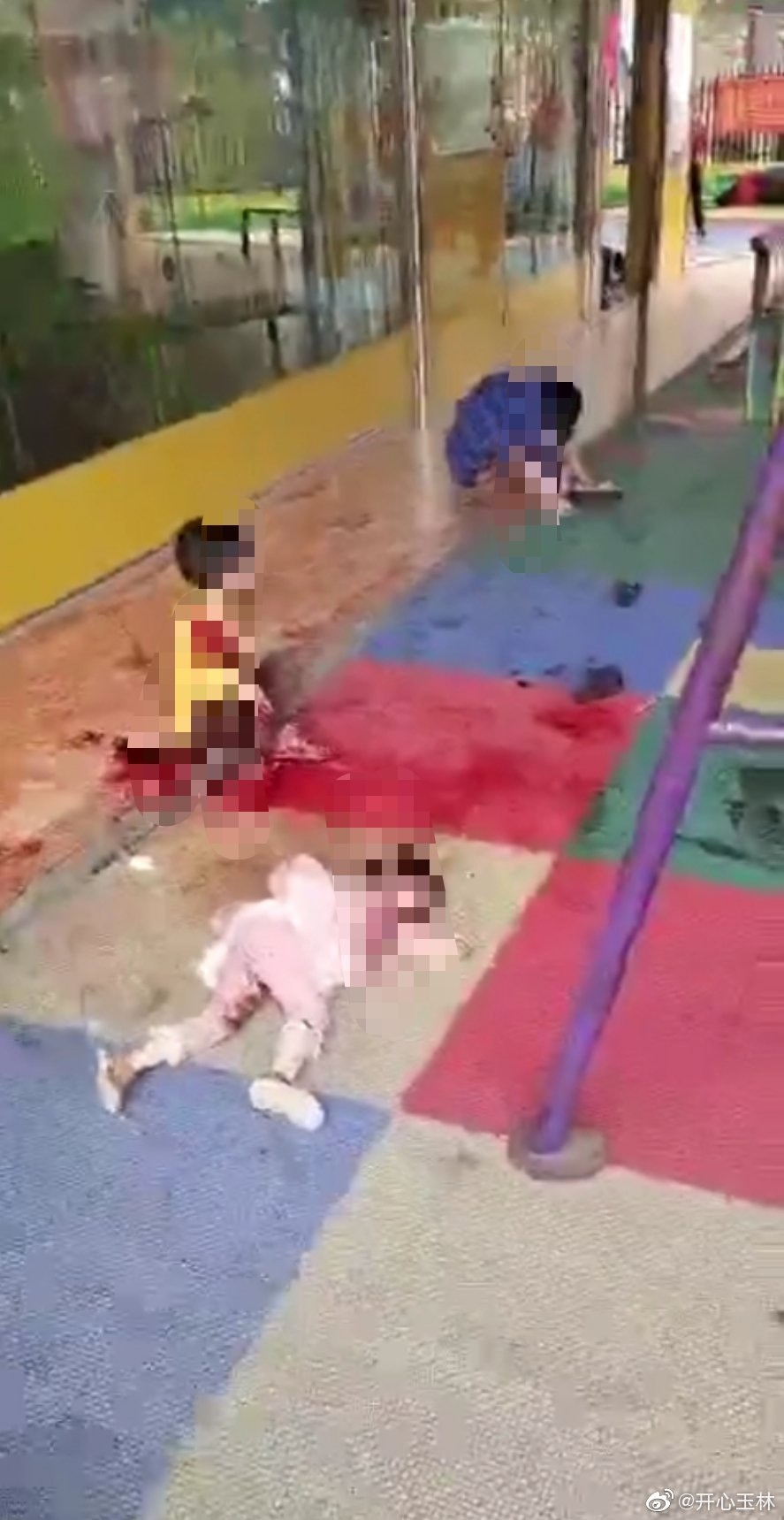 有幼兒受傷倒地。（微博）