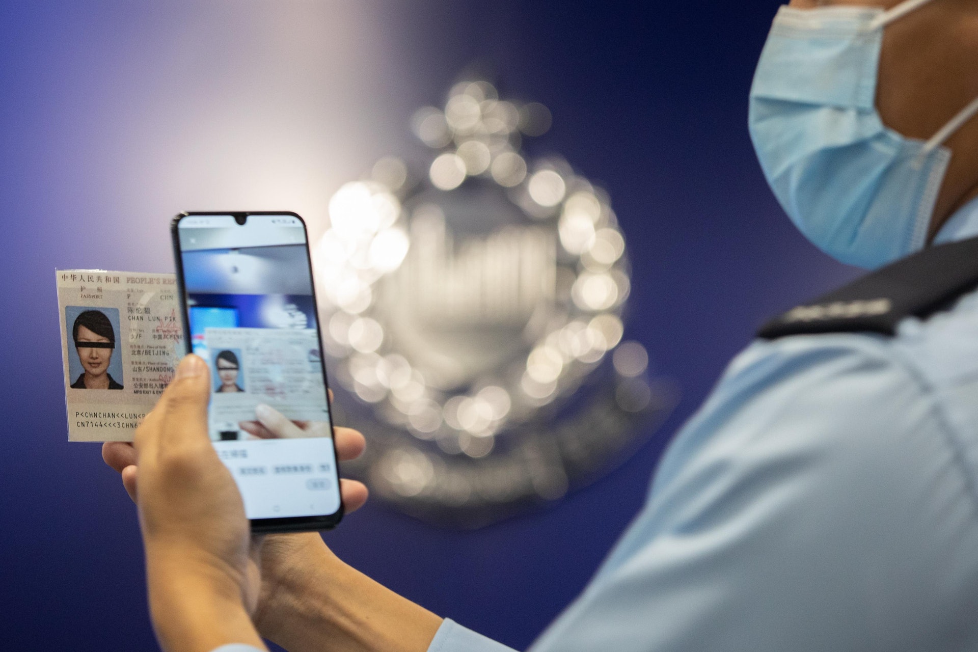警方將於五月起正式推出流動應用程式「行咇易」(Beat App),協助截停搜查程序,會在1200名前線人員的公務手機上安裝。(梁鵬威攝) 警方將於五月起正式推出流動應用程式「行咇易」(Beat App),協助截停搜查程序,會在1200名前線人員的公務手機上安裝。(梁鵬威攝)
