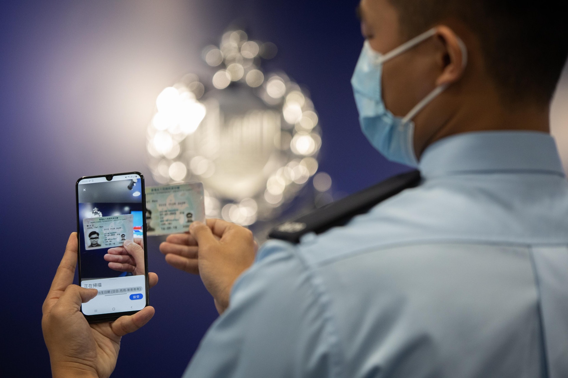 警方將於五月起正式推出流動應用程式「行咇易」(Beat App),協助截停搜查程序,會在1200名前線人員的公務手機上安裝。(梁鵬威攝) 警方將於五月起正式推出流動應用程式「行咇易」(Beat App),協助截停搜查程序,會在1200名前線人員的公務手機上安裝。(梁鵬威攝)