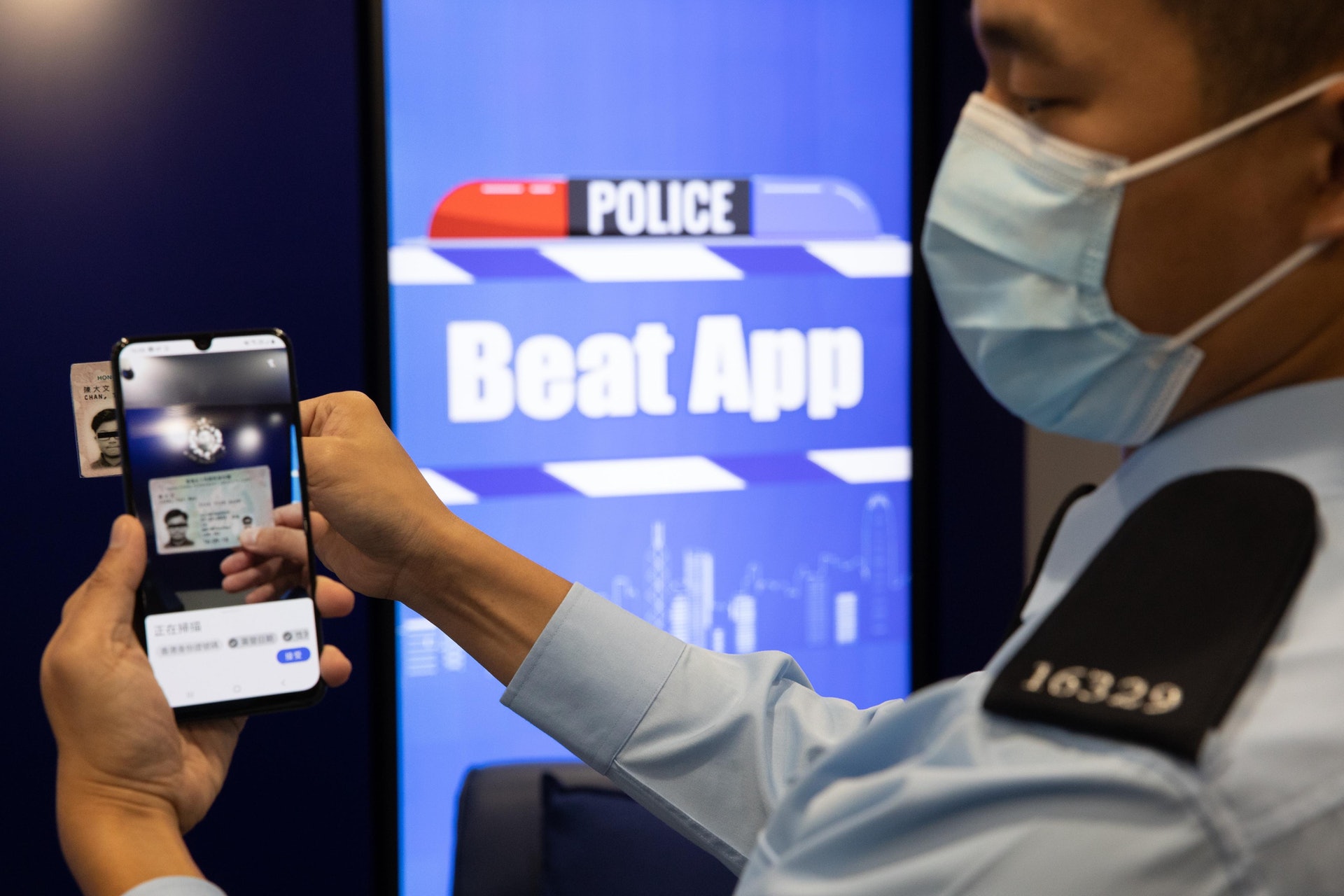 警方將於五月起正式推出流動應用程式「行咇易」(Beat App),協助截停搜查程序,會在1200名前線人員的公務手機上安裝。(梁鵬威攝) 警方將於五月起正式推出流動應用程式「行咇易」(Beat App),協助截停搜查程序,會在1200名前線人員的公務手機上安裝。(梁鵬威攝)
