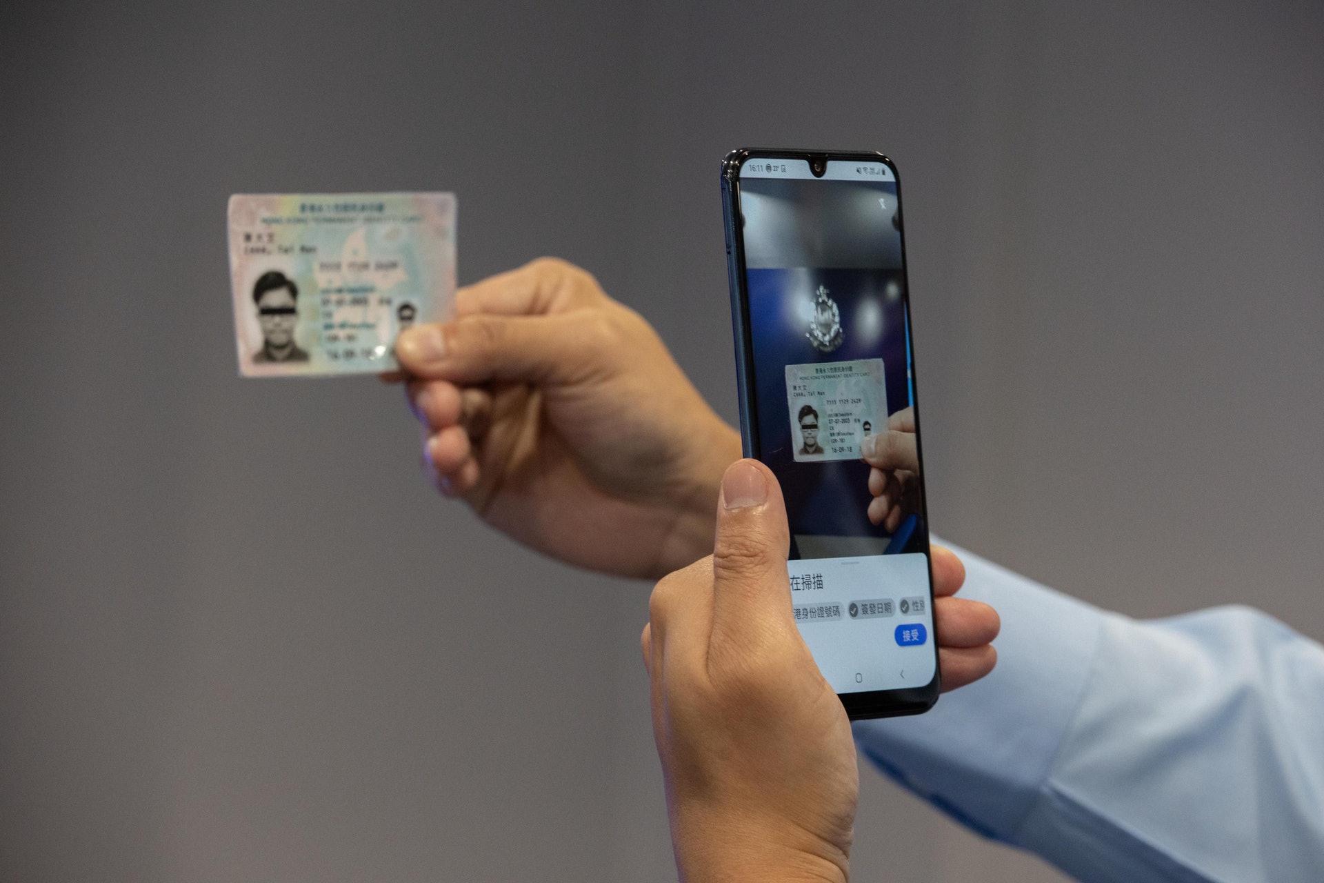 警方將於五月起正式推出流動應用程式「行咇易」(Beat App),協助截停搜查程序,會在1200名前線人員的公務手機上安裝。(梁鵬威攝) 警方將於五月起正式推出流動應用程式「行咇易」(Beat App),協助截停搜查程序,會在1200名前線人員的公務手機上安裝。(梁鵬威攝)
