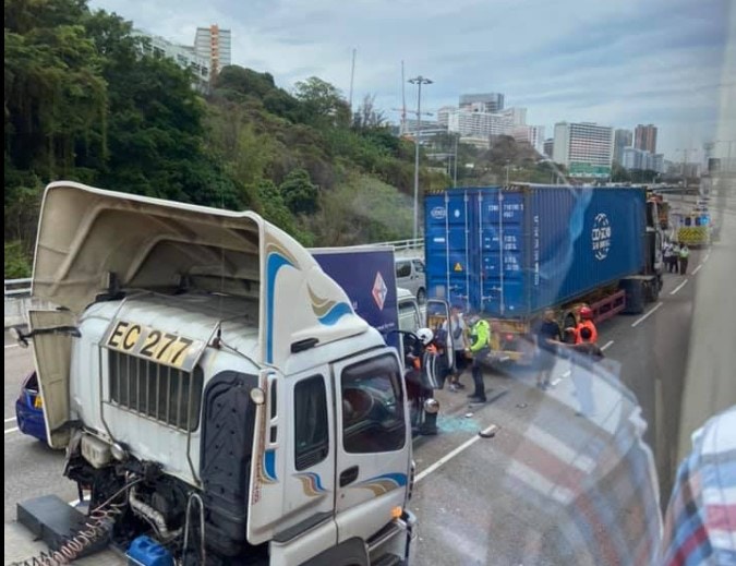 青葵公路發生4車相撞車窗爆裂碎片散落一地