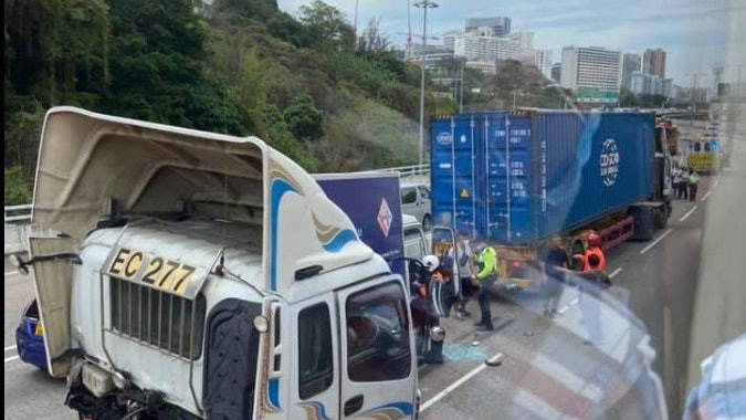 青葵公路發生4車相撞車窗爆裂碎片散落一地 青葵公路發生4車相撞車窗爆裂碎片散落一地