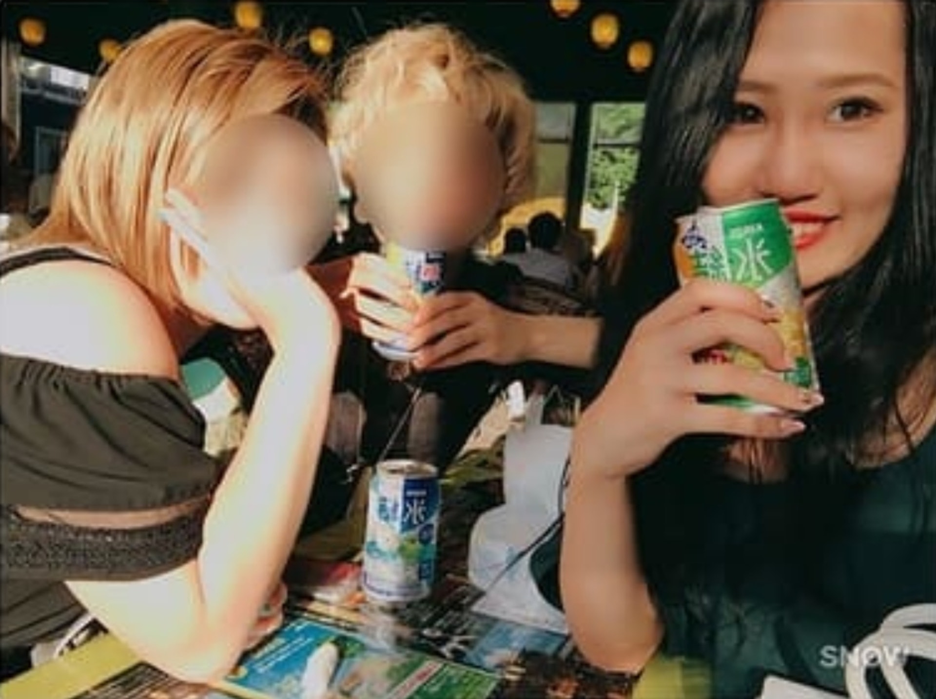 過着豪奢生活的須藤早貴,不時在社交平台分享頭等艙享用香檳、度假等照片。(須藤早貴twitter)