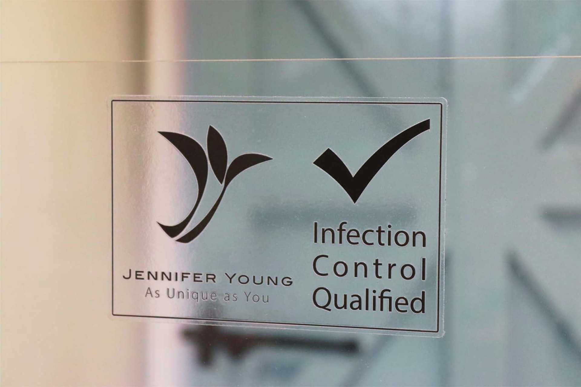 詹妮弗成立品牌「珍妍雅Jennifer Young」,並命名為「衛美 Defiant Beauty」。 詹妮弗成立品牌「珍妍雅Jennifer Young」,並命名為「衛美 Defiant Beauty」。