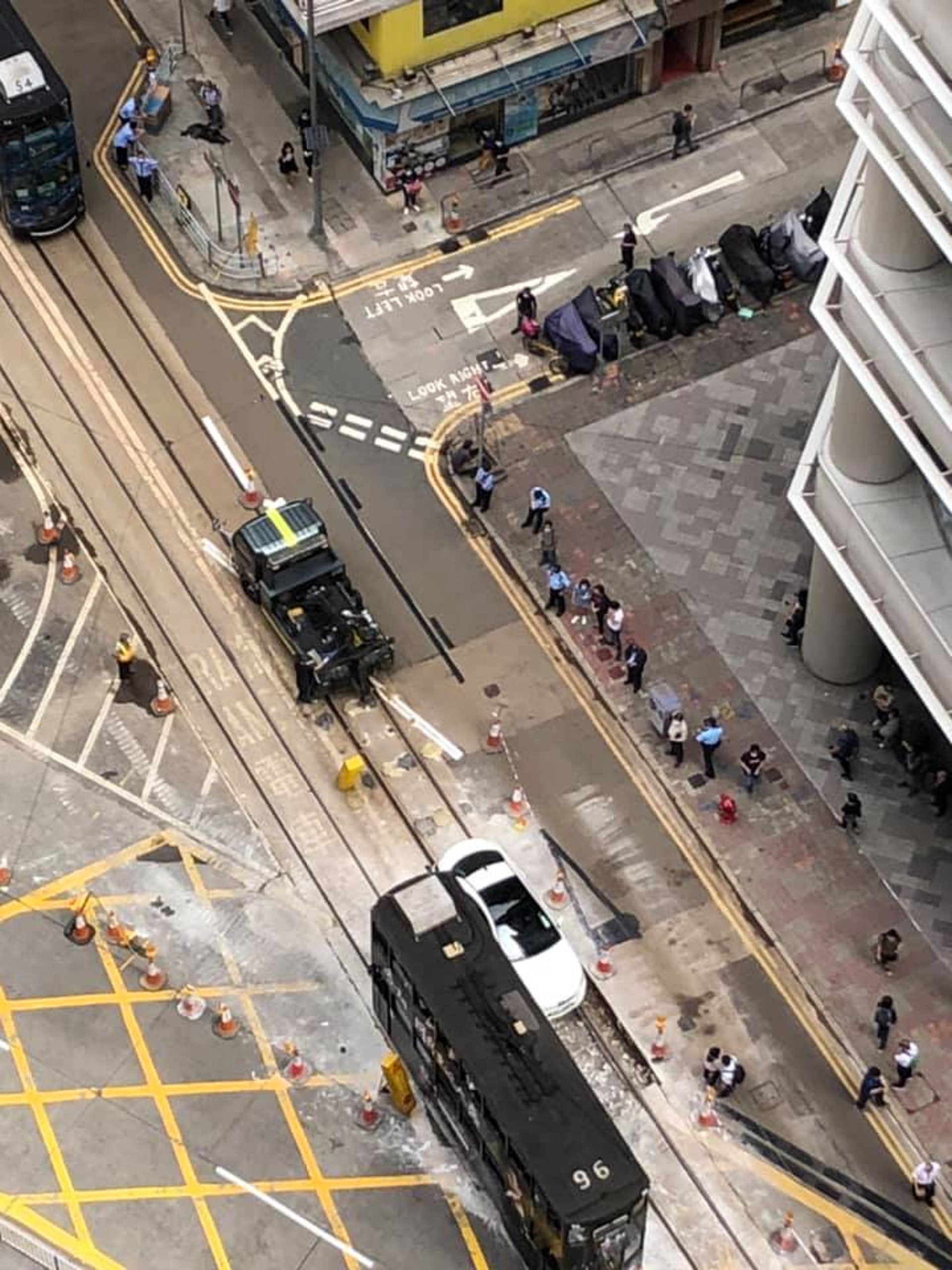 灣仔benz疑誤闖電車軌道卡著女司機報警電車受阻大排長龍 灣仔benz疑誤闖電車軌道卡著女司機報警電車受阻大排長龍