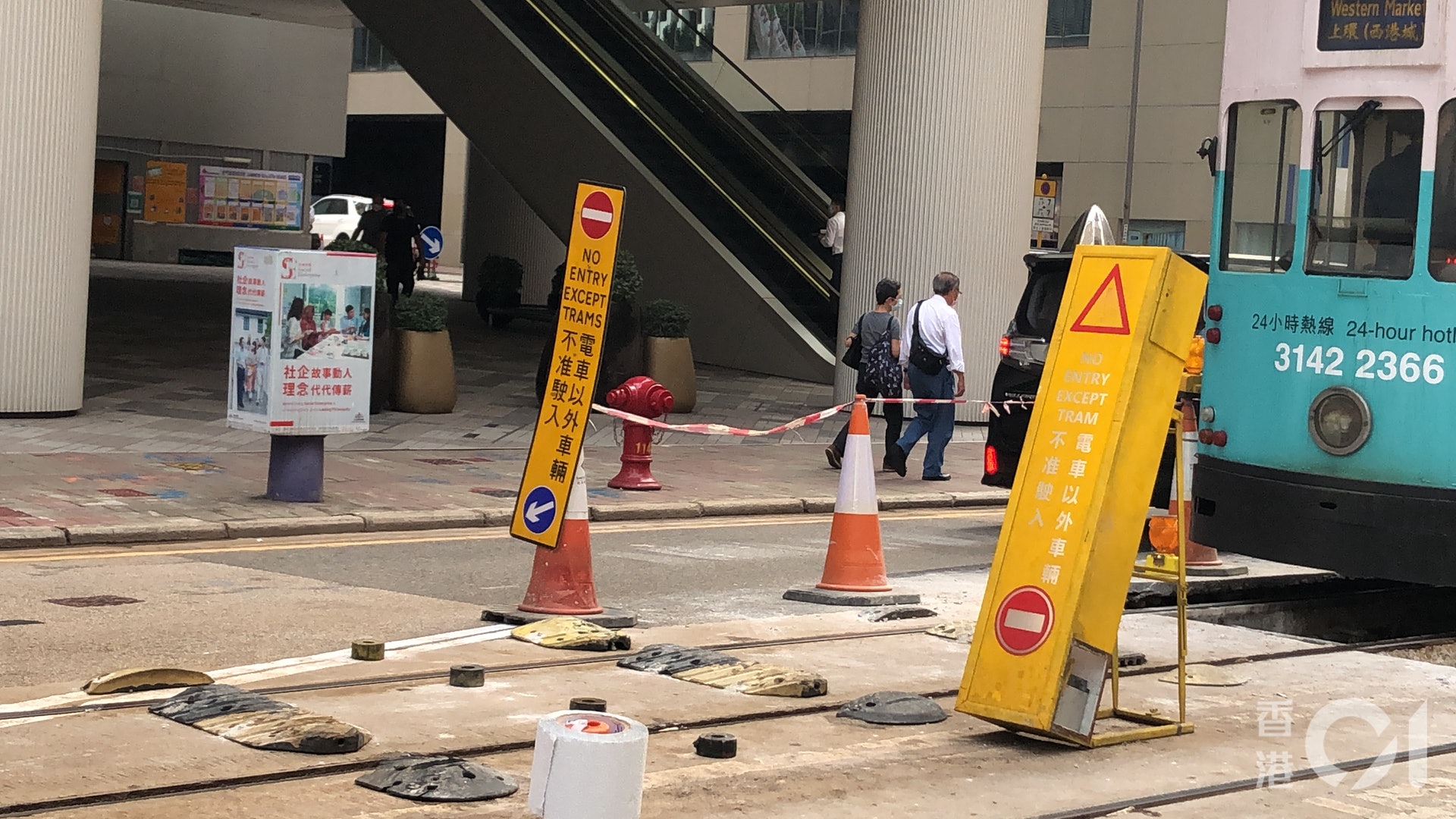 灣仔benz疑誤闖電車軌道卡著女司機報警電車受阻大排長龍 灣仔benz疑誤闖電車軌道卡著女司機報警電車受阻大排長龍