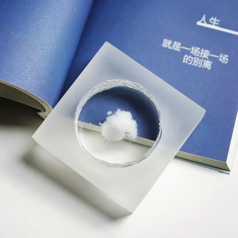 一切加起來，讓他意識到他都來不及好好看一眼天空。（瑜公瑾淘寶店鋪：天空市集）