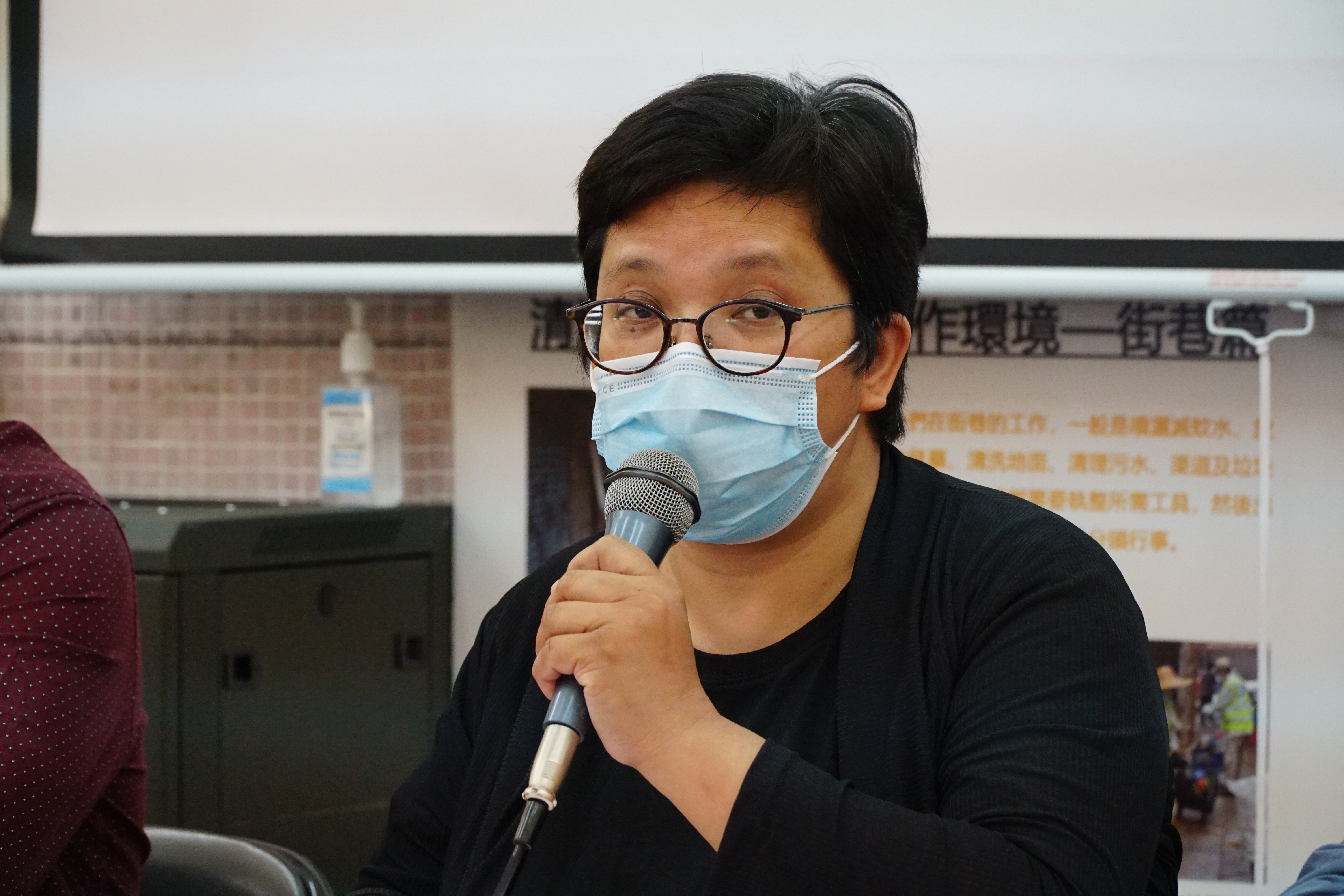 保安護衛關注組成員阿恩認為「喺現時制度下,基層係有心去工作,但反而好似罰緊啲勤力嘅人」。(曾鳳婷攝) 保安護衛關注組成員阿恩認為「喺現時制度下,基層係有心去工作,但反而好似罰緊啲勤力嘅人」。(曾鳳婷攝)