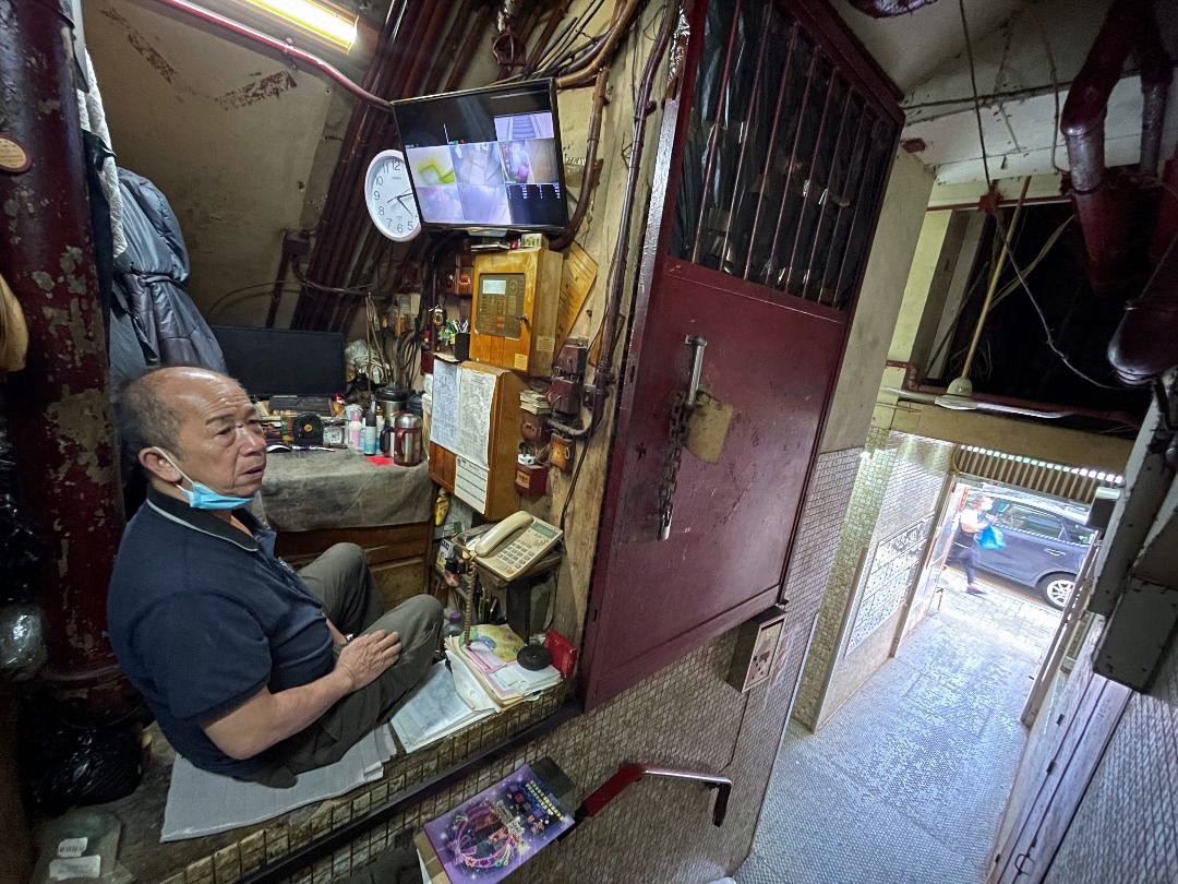 大多保安員需要上班12小時,他們卻只獲得僅有一萬多元的工資,而他們的入息往往不能申領任何的津助,令他們無力對抗通脹。(天主教勞工牧民中心提供圖片/雷日昇攝) 大多保安員需要上班12小時,他們卻只獲得僅有一萬多元的工資,而他們的入息往往不能申領任何的津助,令他們無力對抗通脹。(天主教勞工牧民中心提供圖片/雷日昇攝)