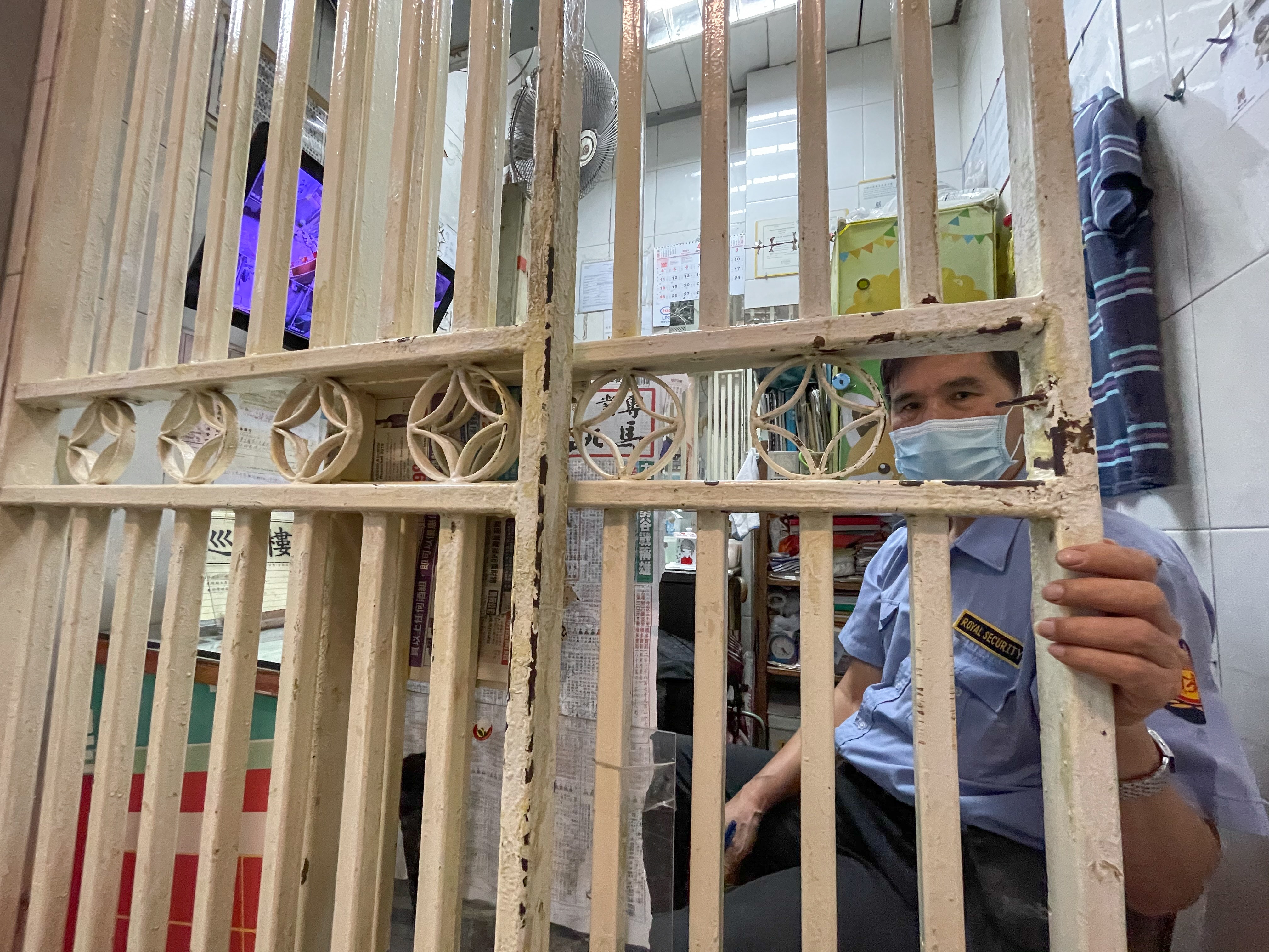 大多保安員需要上班12小時,他們卻只獲得僅有一萬多元的工資,而他們的入息往往不能申領任何的津助,令他們無力對抗通脹。(天主教勞工牧民中心提供圖片/雷日昇攝) 大多保安員需要上班12小時,他們卻只獲得僅有一萬多元的工資,而他們的入息往往不能申領任何的津助,令他們無力對抗通脹。(天主教勞工牧民中心提供圖片/雷日昇攝)