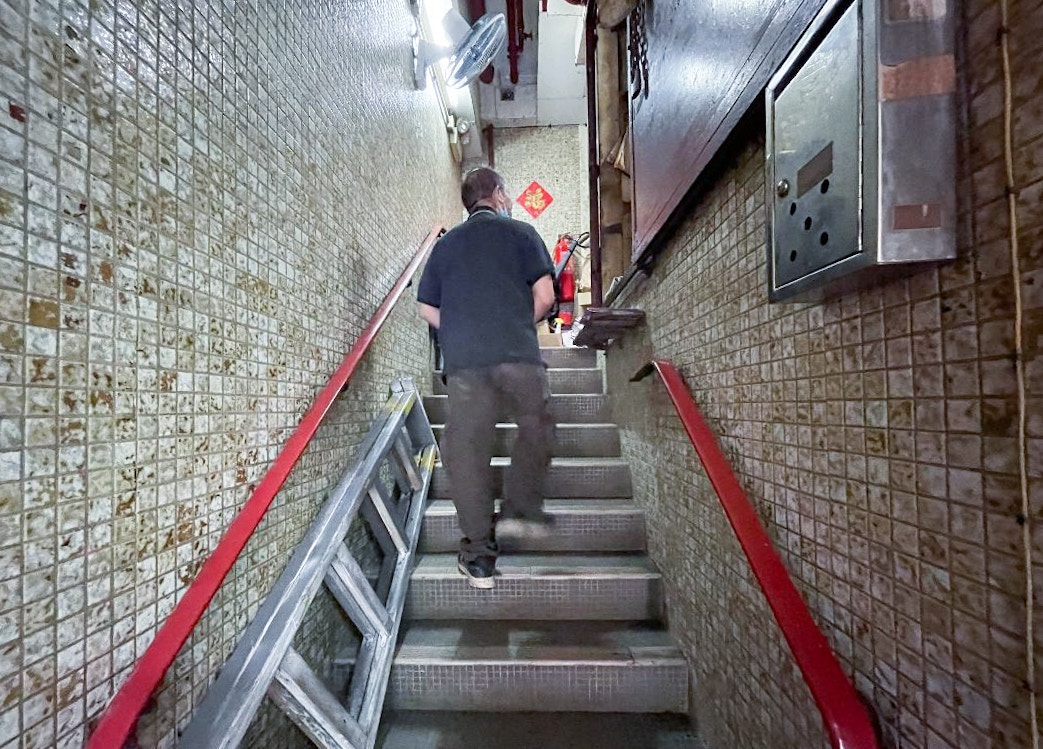 大多保安員需要上班12小時,他們卻只獲得僅有一萬多元的工資,而他們的入息往往不能申領任何的津助,令他們無力對抗通脹。(天主教勞工牧民中心提供圖片/雷日昇攝) 大多保安員需要上班12小時,他們卻只獲得僅有一萬多元的工資,而他們的入息往往不能申領任何的津助,令他們無力對抗通脹。(天主教勞工牧民中心提供圖片/雷日昇攝)