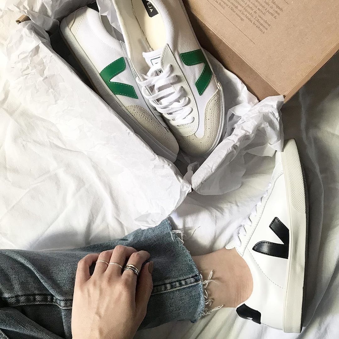 百搭易襯的「小白鞋」是每個女生的鞋櫃必備品。(Veja@IG)