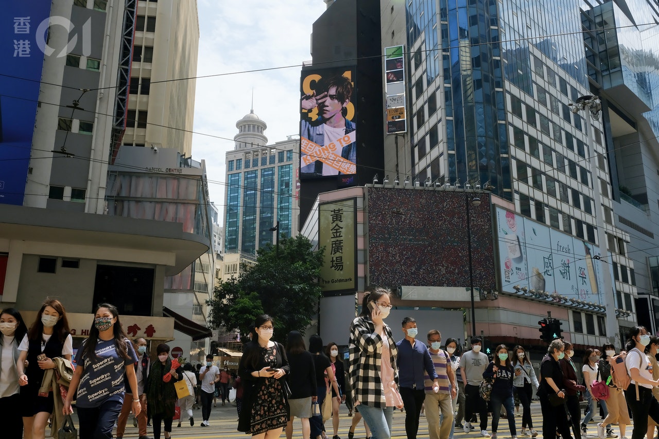 銅鑼灣一帶慶賀姜濤生日的廣告最為密集,就連電車公司在社交媒體發表帖文也戲稱銅鑼灣做「姜濤灣」。(歐嘉樂攝) 銅鑼灣一帶慶賀姜濤生日的廣告最為密集,就連電車公司在社交媒體發表帖文也戲稱銅鑼灣做「姜濤灣」。(歐嘉樂攝)
