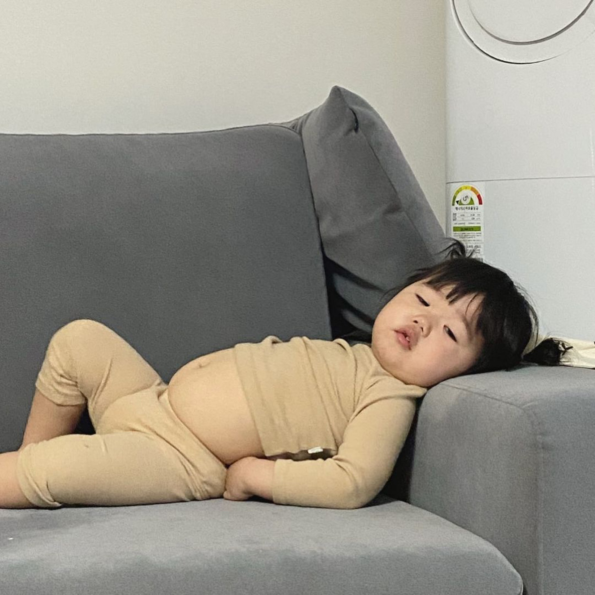 一位韓國小女孩因動靜像極大叔意外爆紅。(IG@luvv_hyul1) 一位韓國小女孩因動靜像極大叔意外爆紅。(IG@luvv_hyul1)