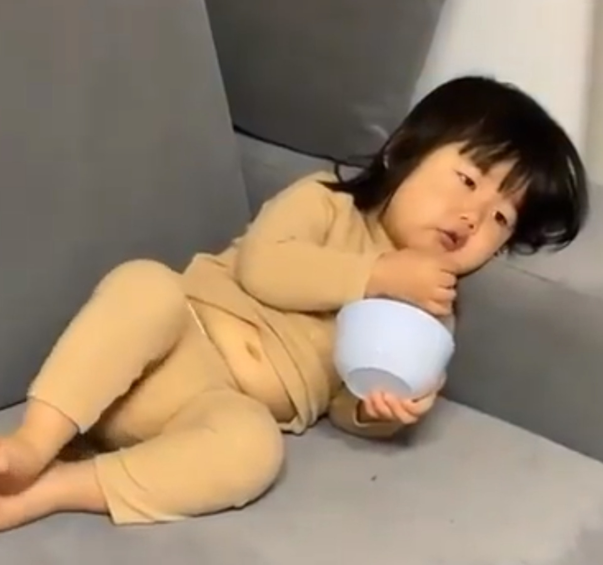 全球瘋傳的「厭世」影片截圖。(IG@luvv_hyul1) 全球瘋傳的「厭世」影片截圖。(IG@luvv_hyul1)
