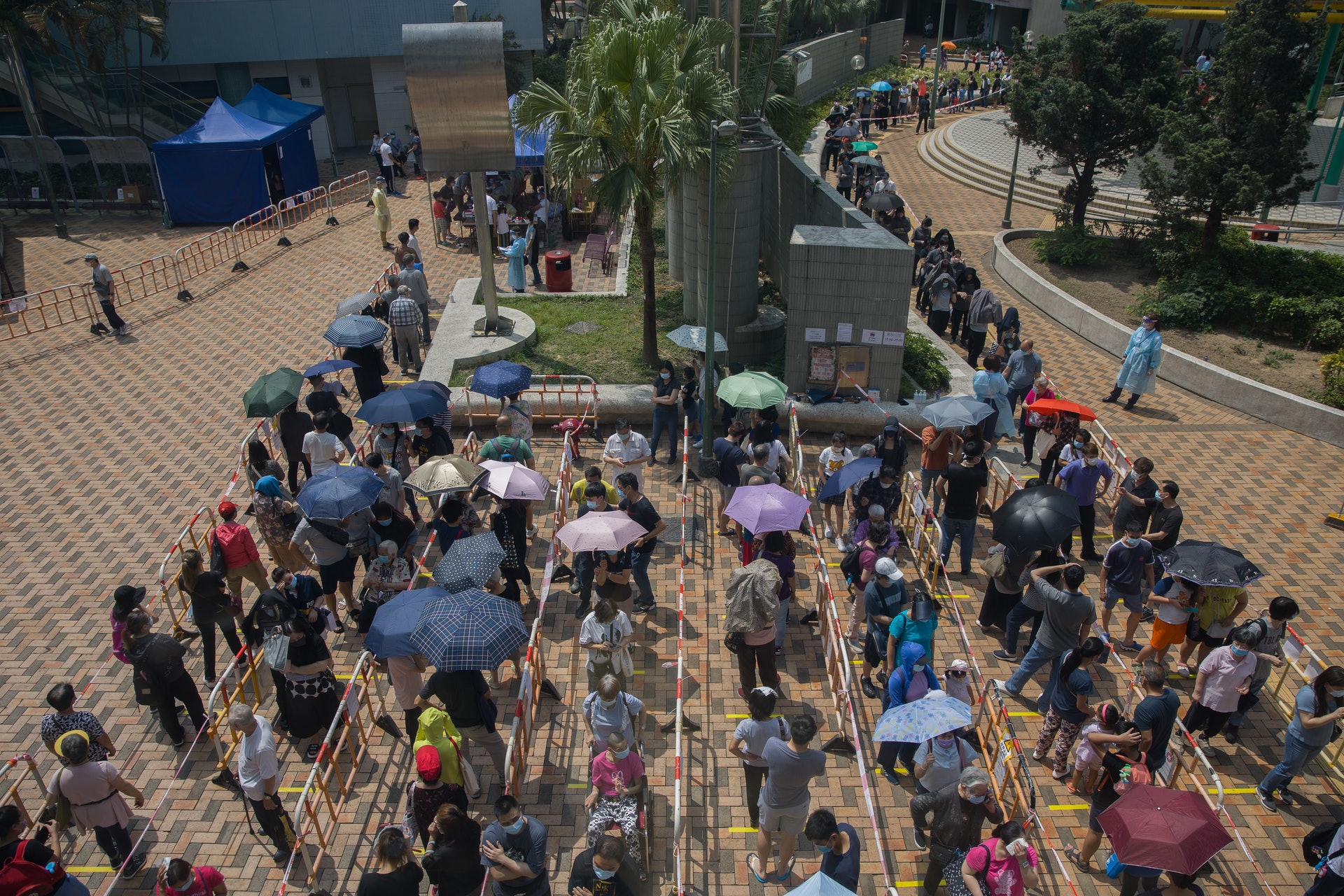 4月30日,政府在富東商場外安排三部檢測車為居民檢測,圍繞東涌健康中心現長長「人龍」,估計至少數百米長。(梁鵬威攝) 4月30日,政府在富東商場外安排三部檢測車為居民檢測,圍繞東涌健康中心現長長「人龍」,估計至少數百米長。(梁鵬威攝)