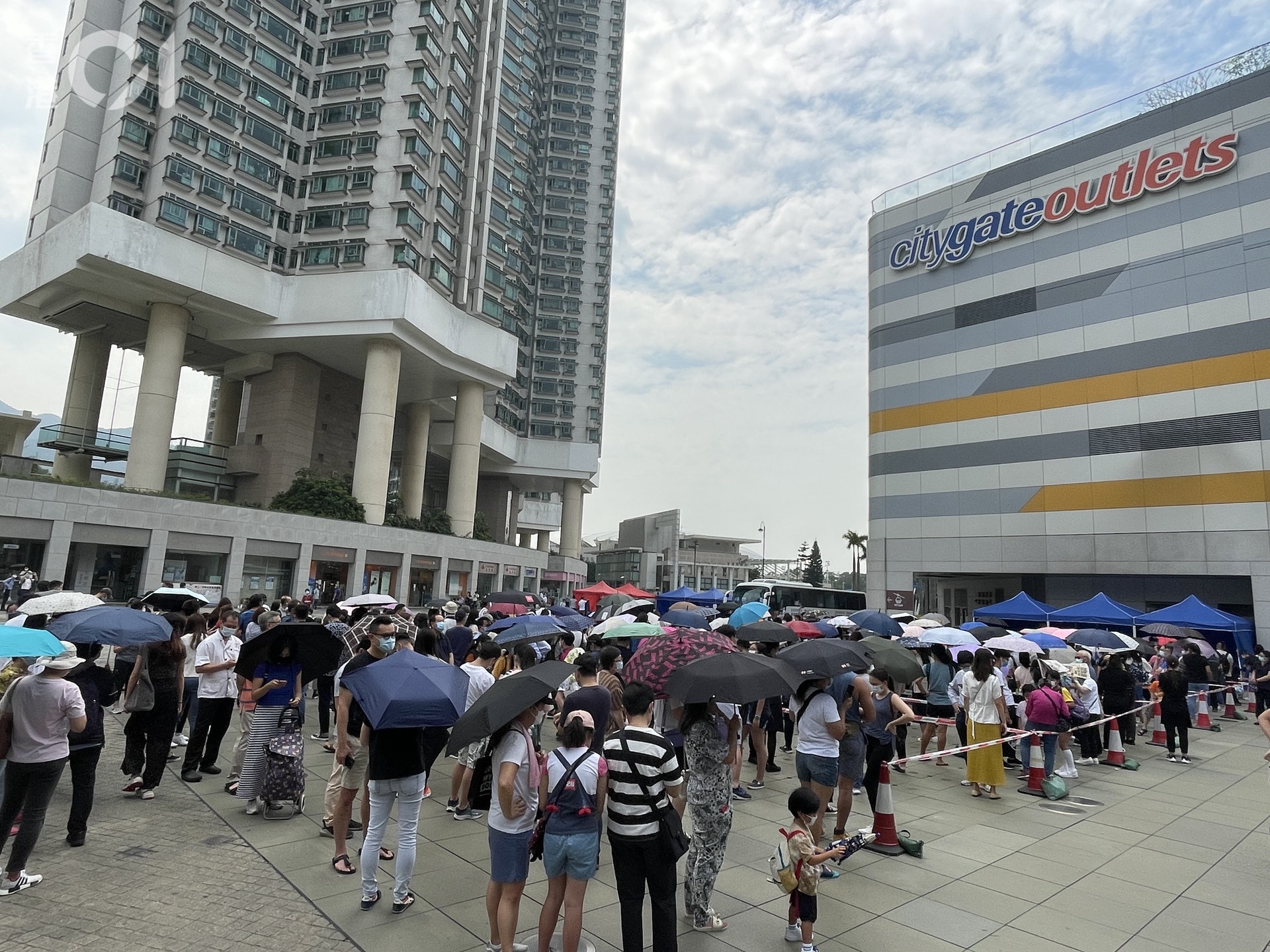 東薈城外流動檢測站下午2時才開始運作,未營運已有約500人排隊等候。(勞敏儀攝) 東薈城外流動檢測站下午2時才開始運作,未營運已有約500人排隊等候。(勞敏儀攝)